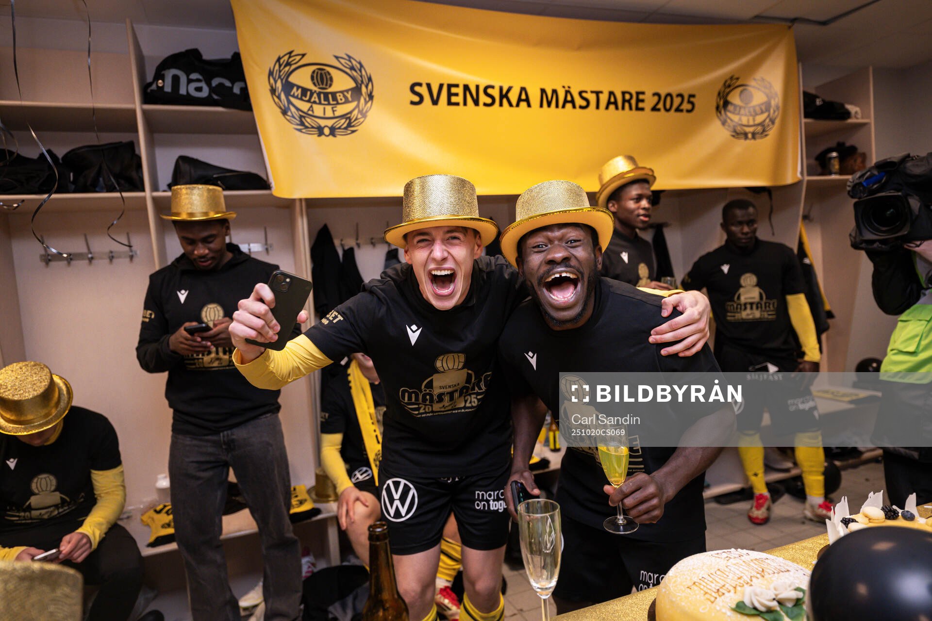 Mjällbys Elliot Stroud och Uba Charles Nwokoma jublar