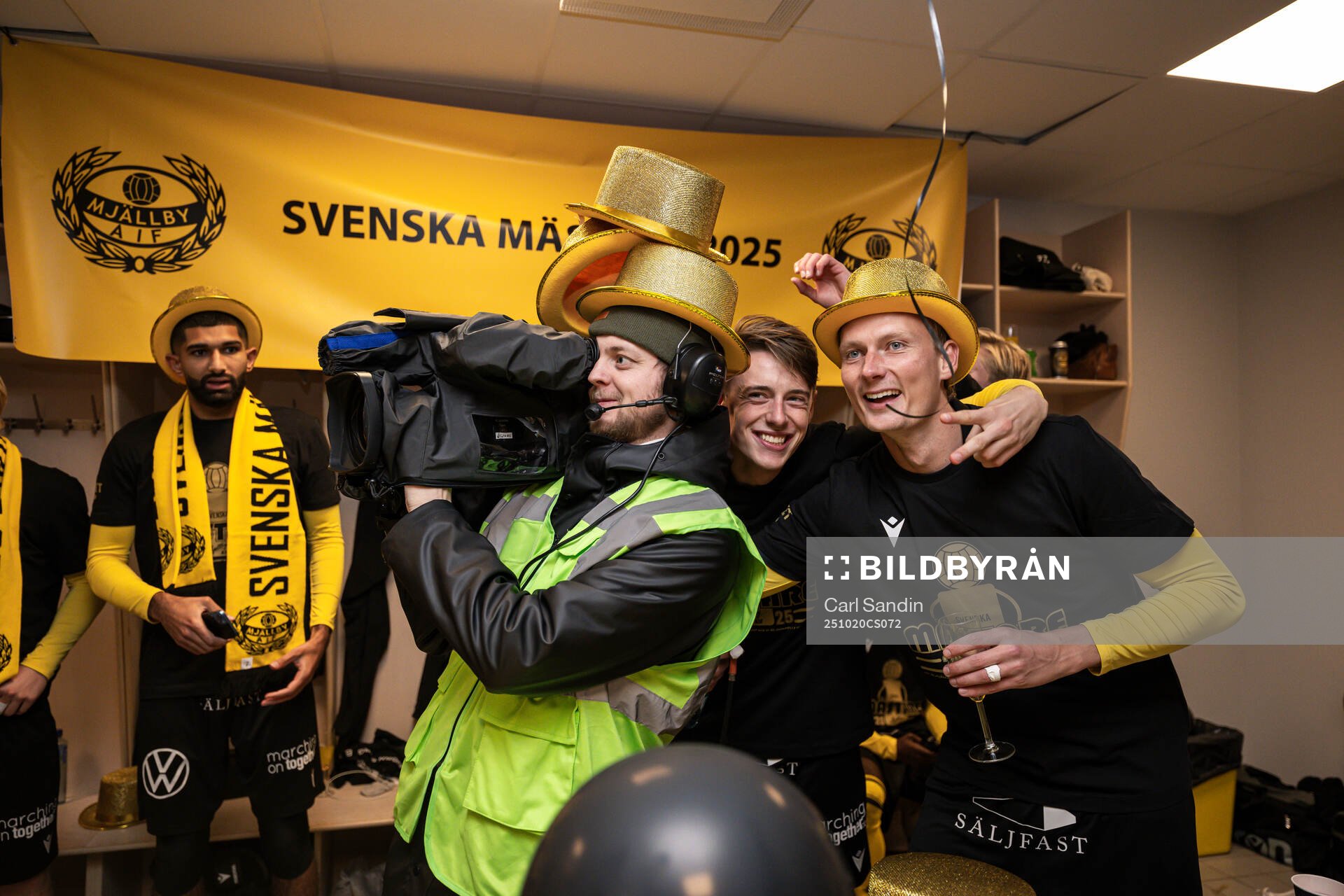 Mjällbys Elliot Stroud och Alexander Johansson jublar med