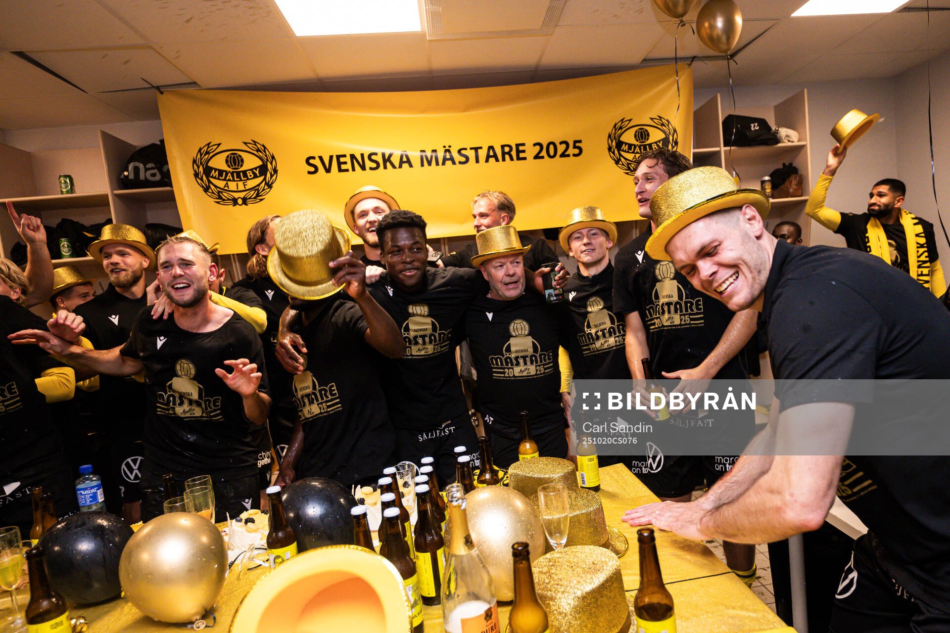 Mjällbys Jacob Bergström jublar i omklädningsrummet