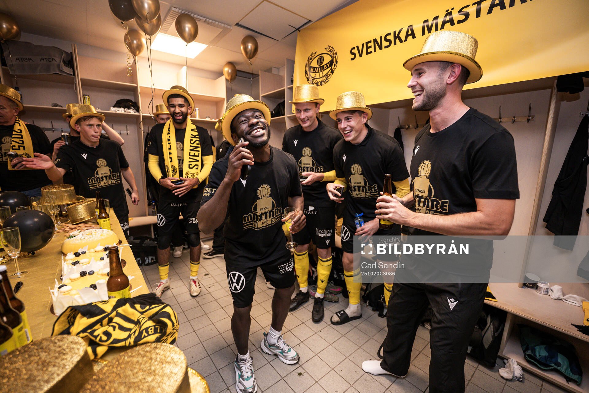 Mjällbys Uba Charles Nwokoma jublar i omklädningsrummet