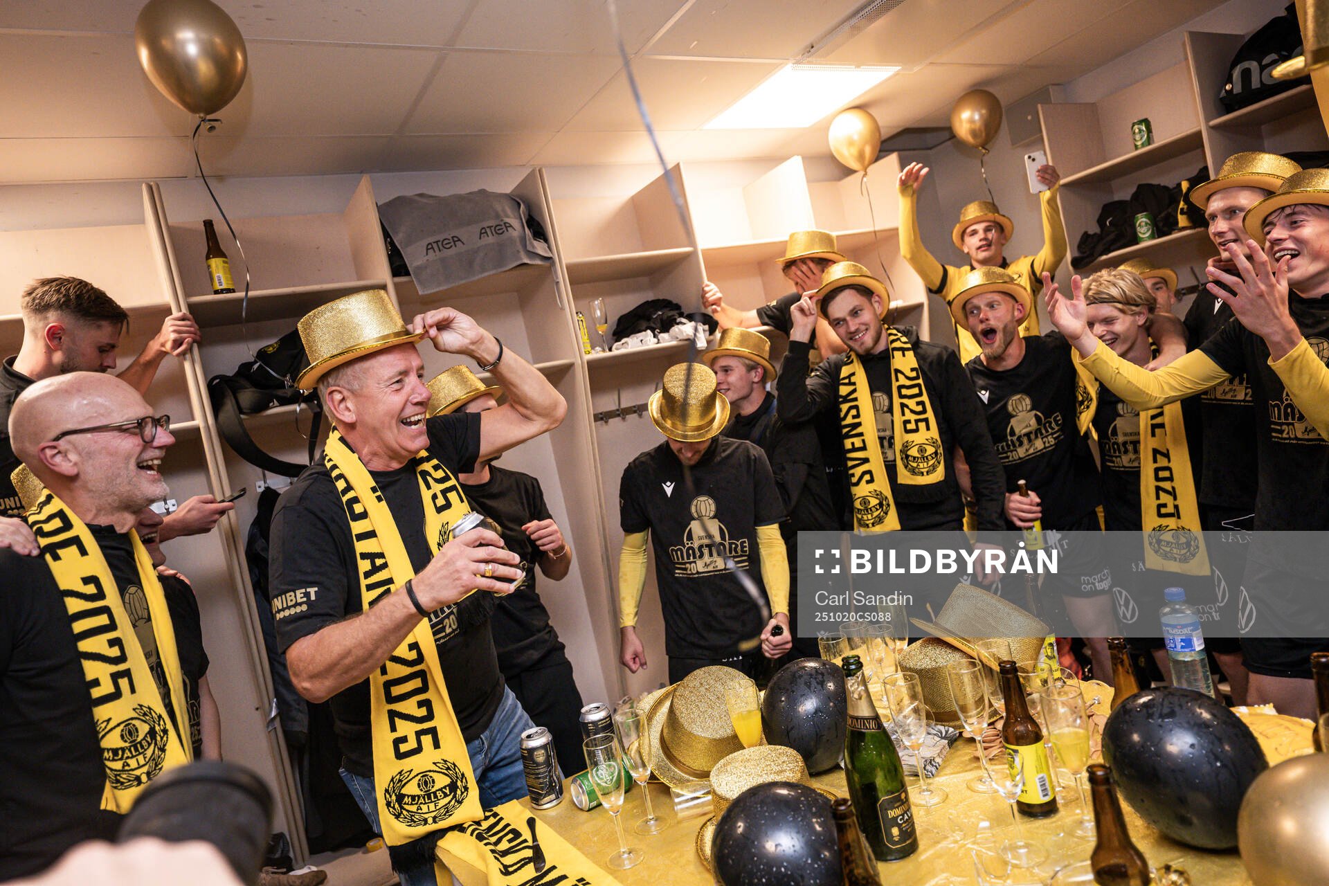 Mjällbys sportchef Hasse Larsson jublar i