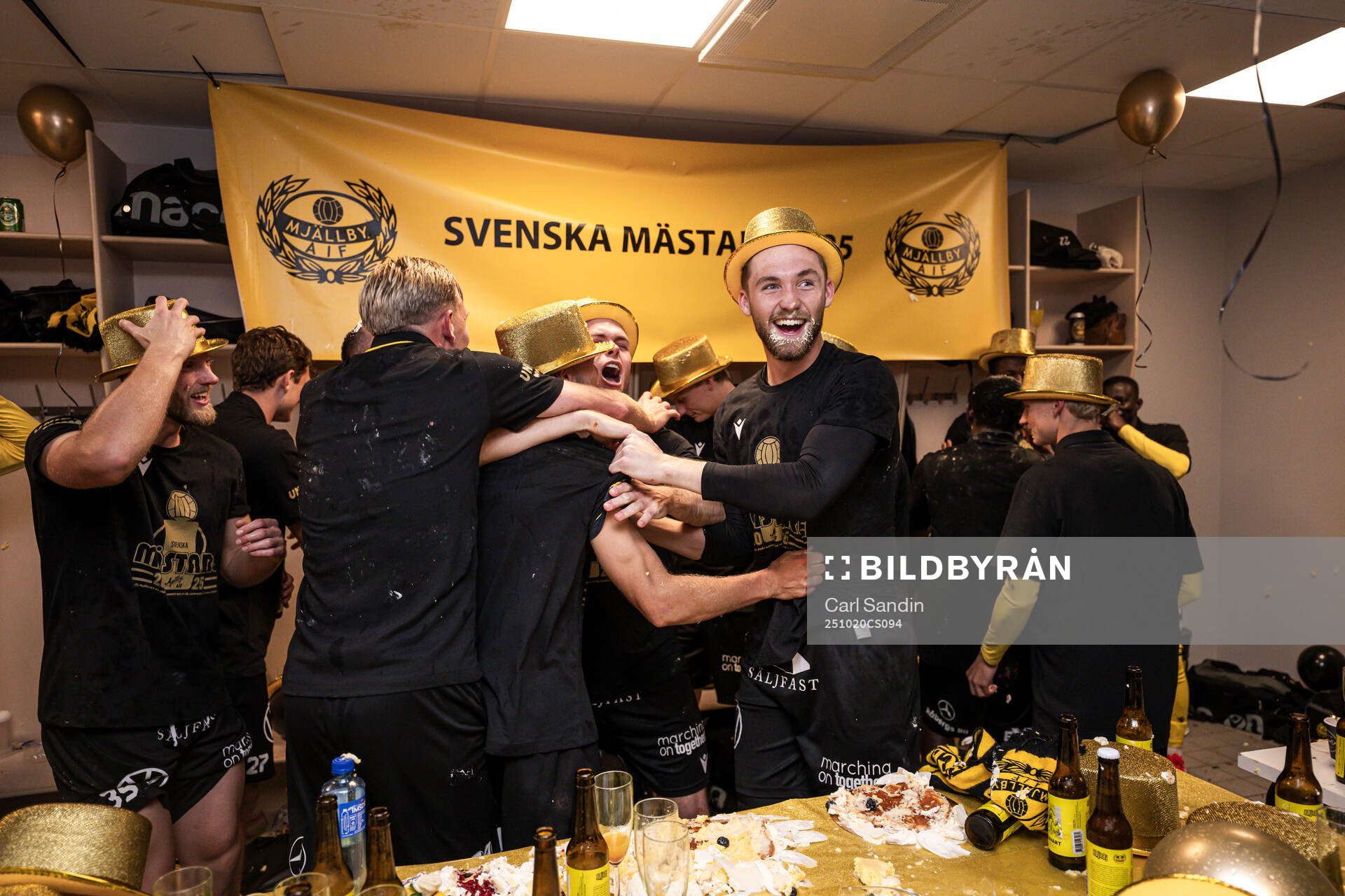 Mjällbys målvakt Noel Törnqvist jublar i