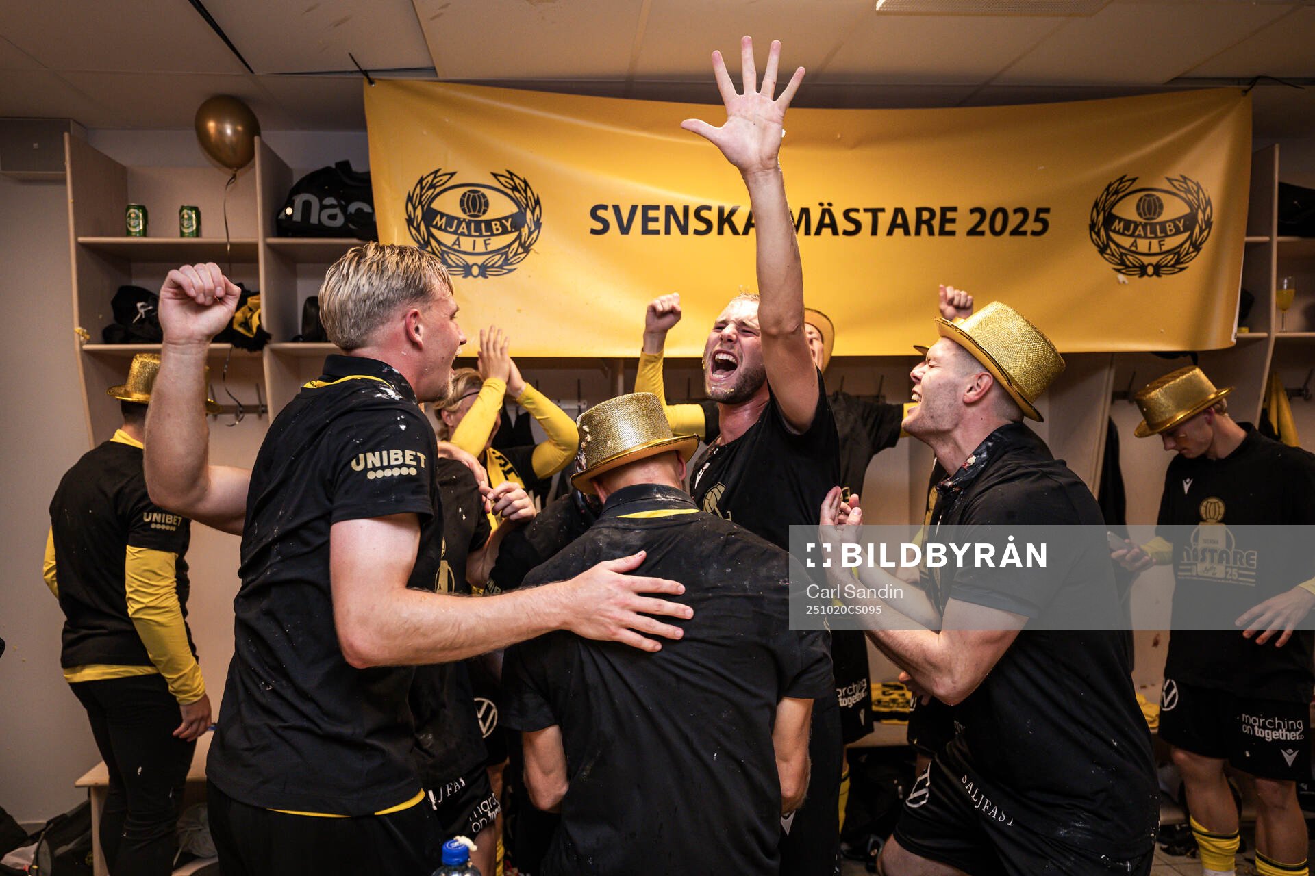 Mjällbys spelare jublar i omklädningsrummet