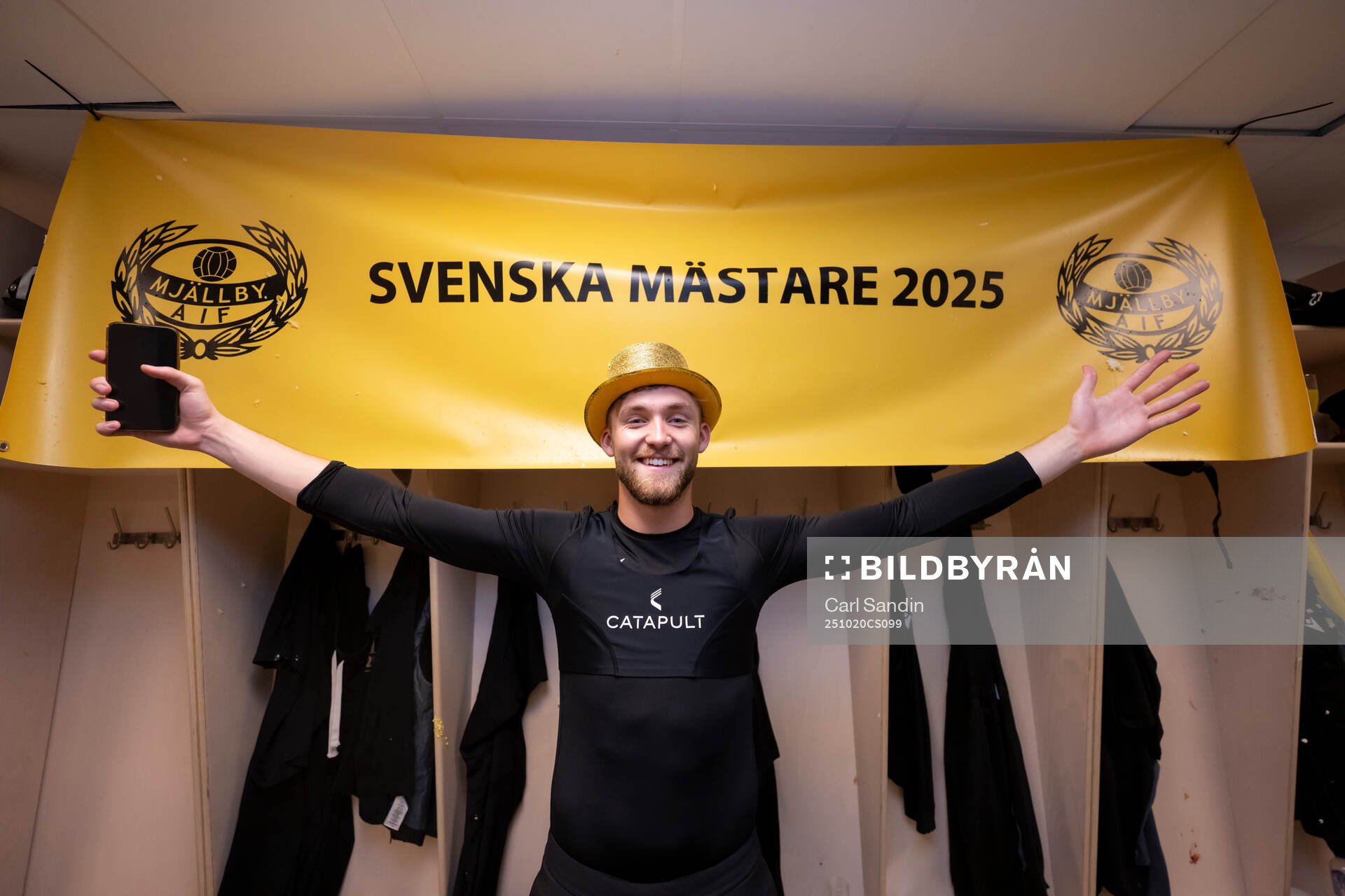 Mjällbys målvakt Noel Törnqvist jublar
