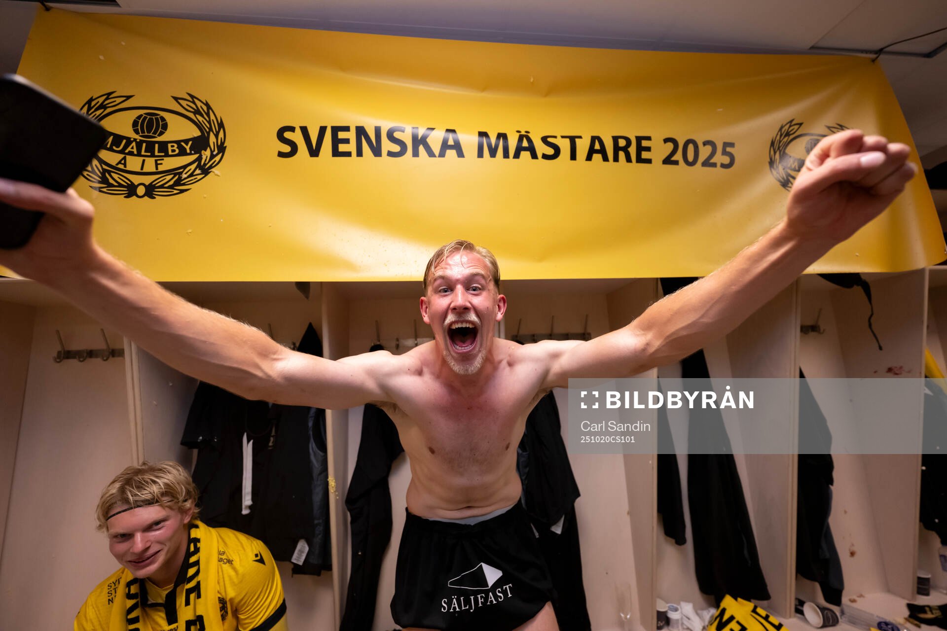 Mjällbys Herman Johansson jublar