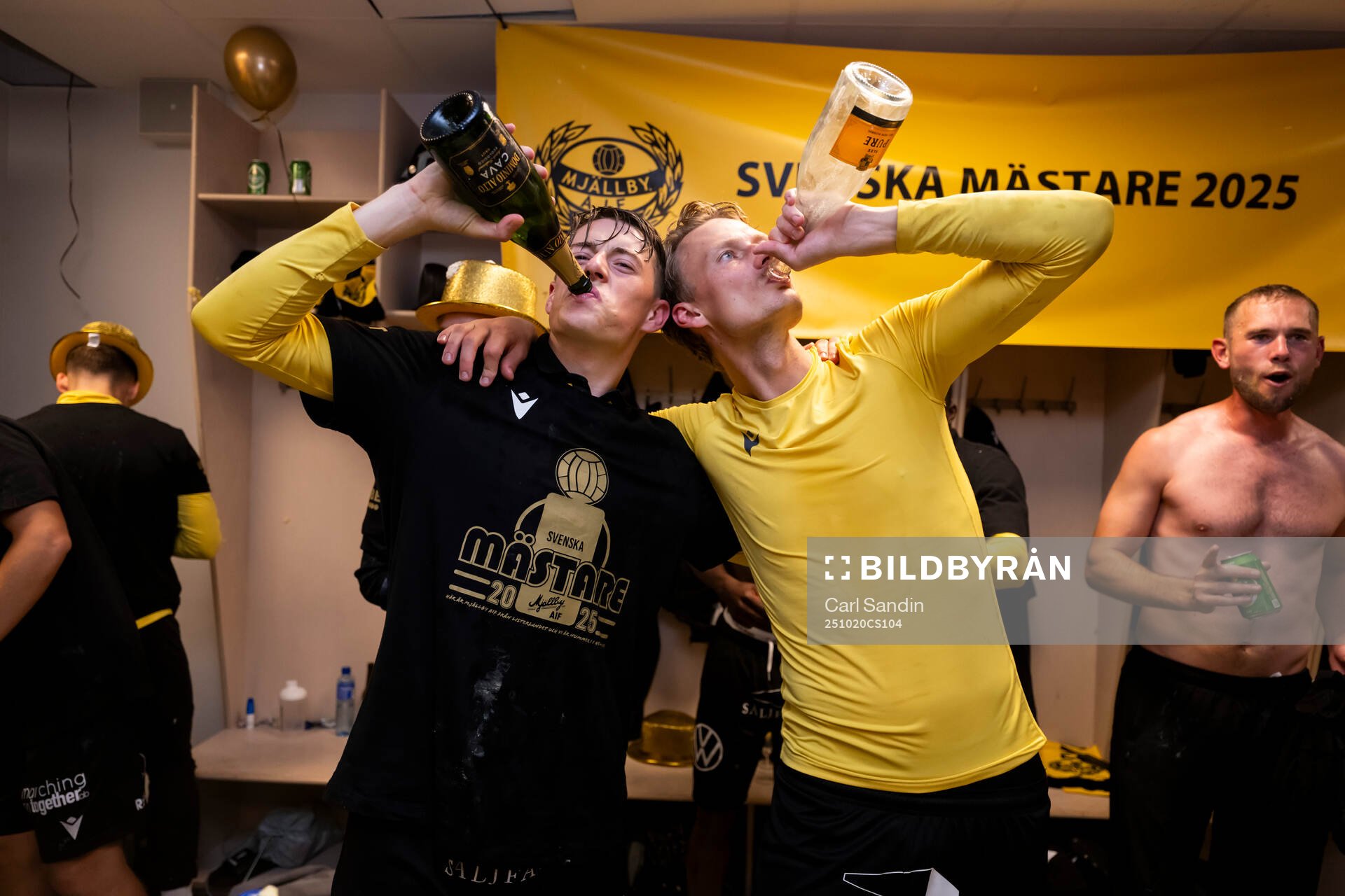 Mjällbys Elliot Stroud och Alexander Johansson jublar