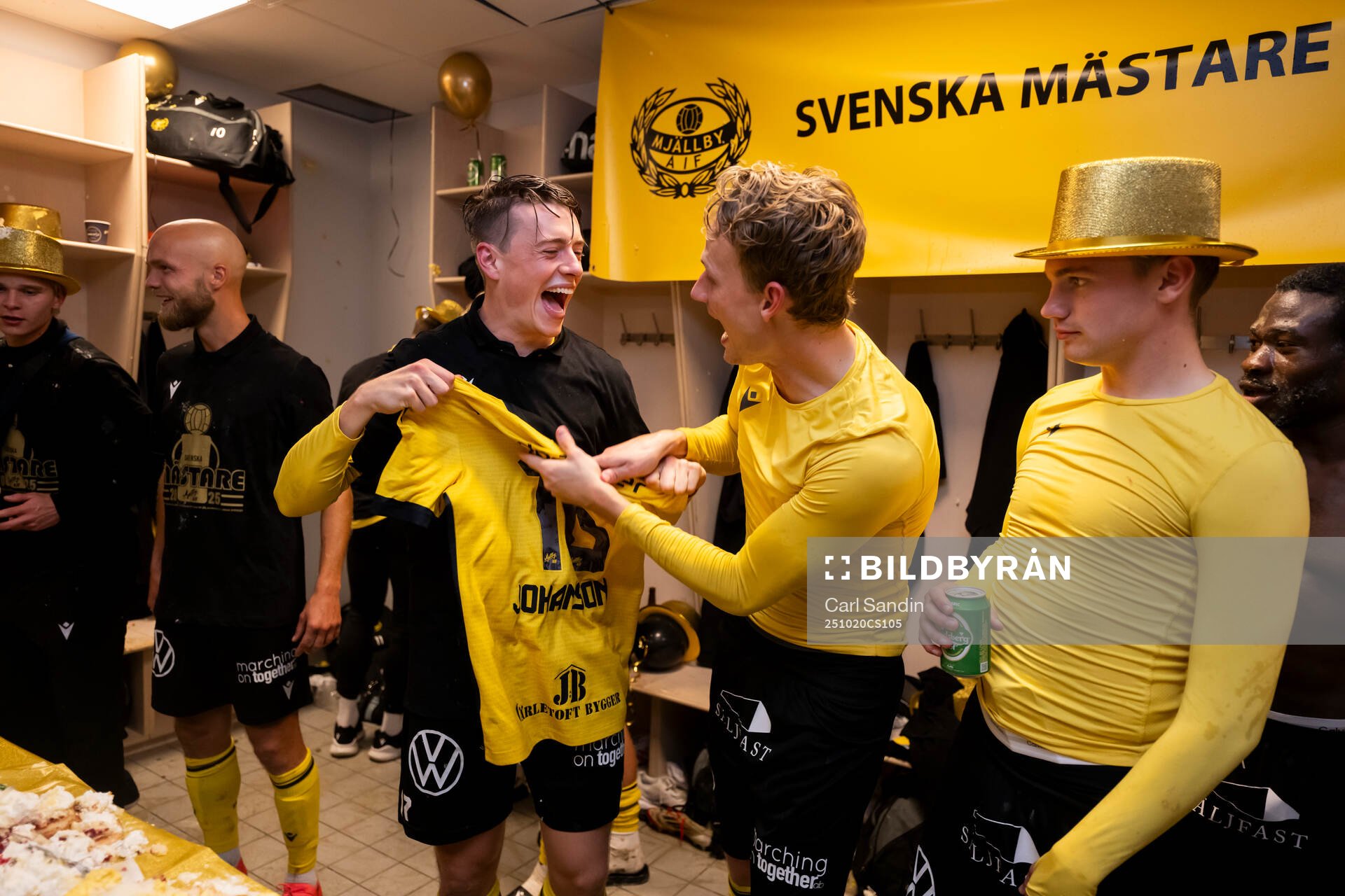 Mjällbys Elliot Stroud och Alexander Johansson jublar