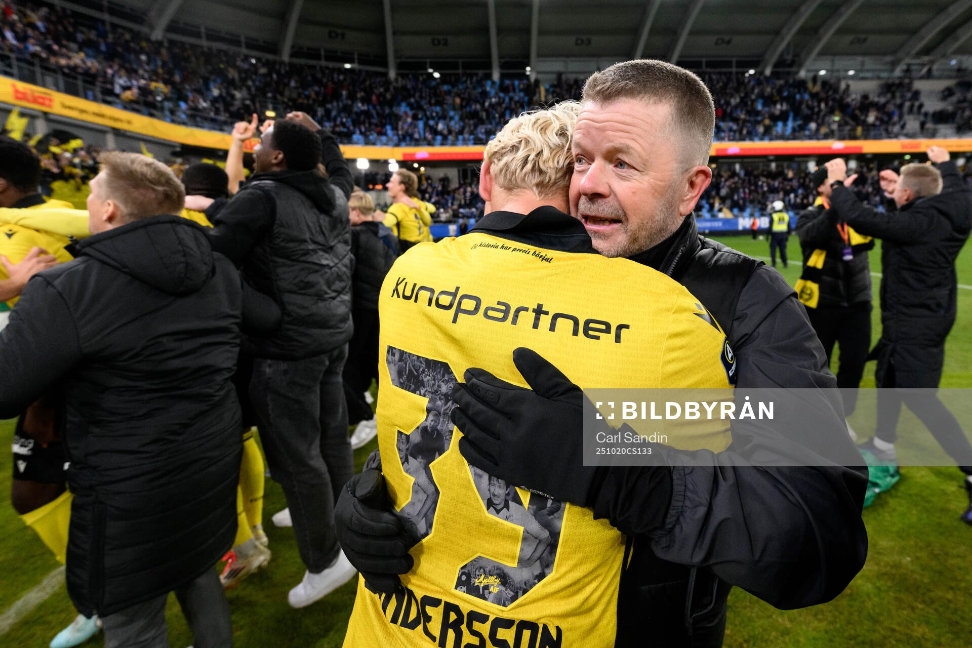 Mjällbys tränare Anders Torstensson jublar