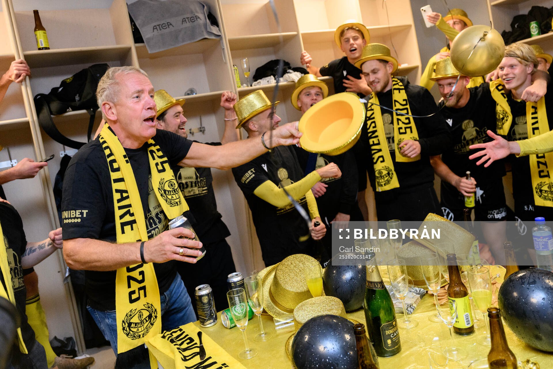 Mjällbys sportchef Hasse Larsson jublar