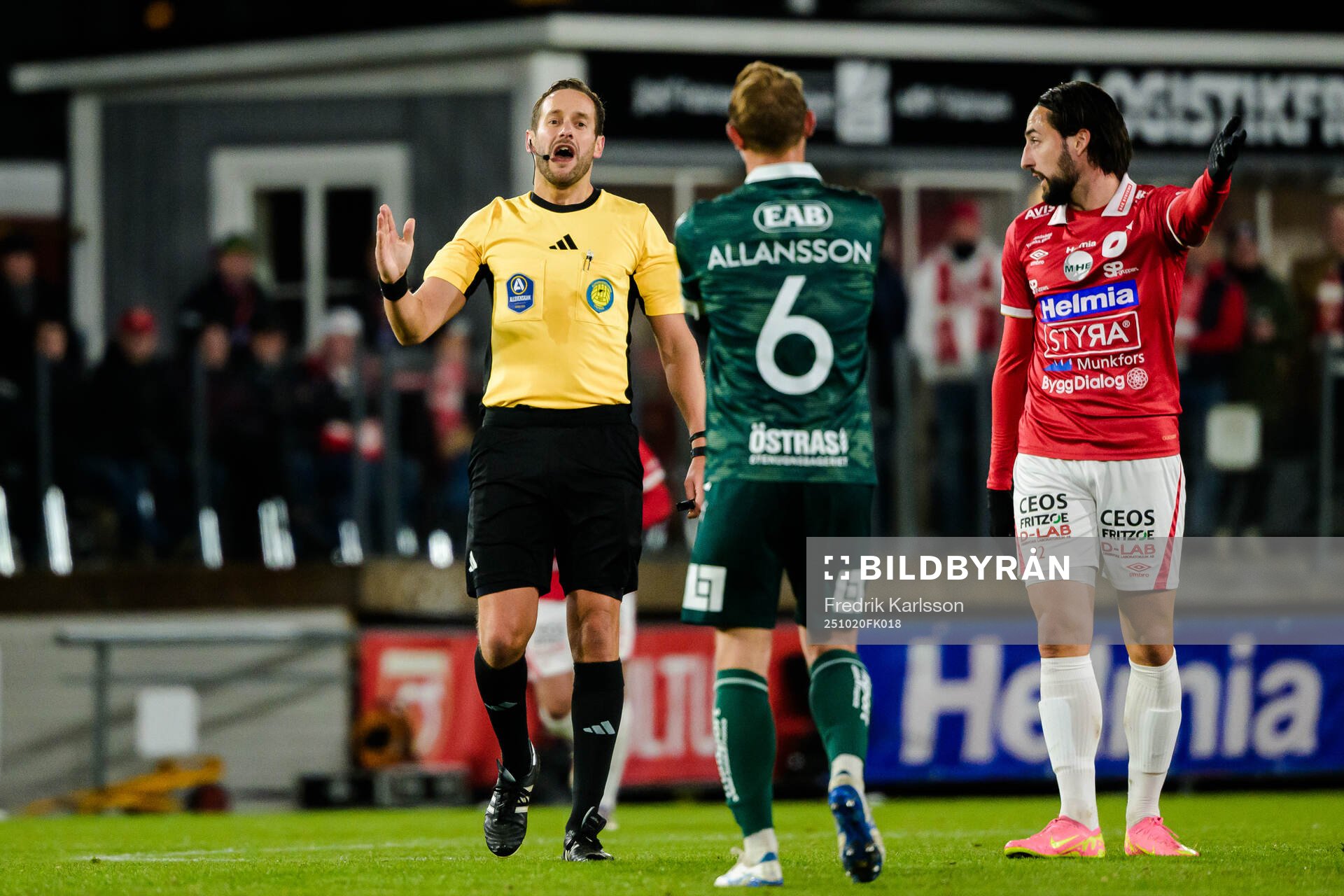 Domare Victor Wolf i samtal med Halmstads Joel Allansson
