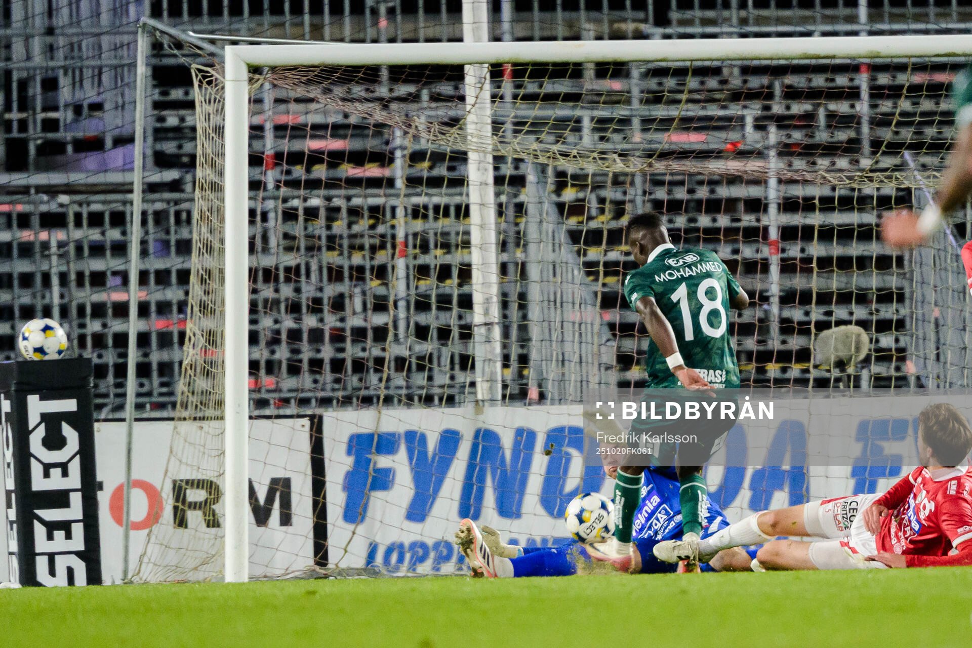 Degerfors målvakt Matvei Igonen och Halmstads Naeem