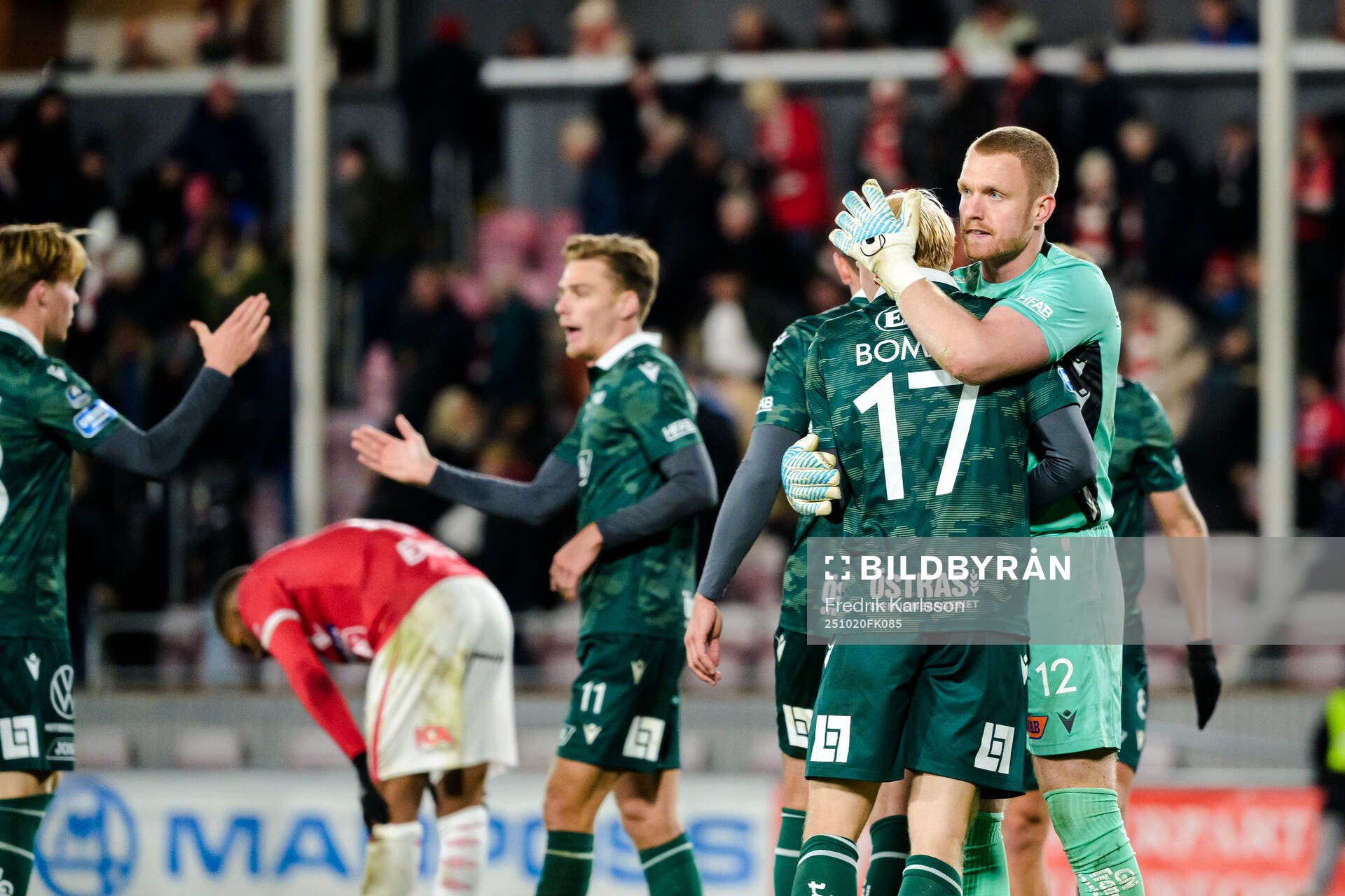 Halmstads André Boman och målvakt Tim Erlandsson jublar