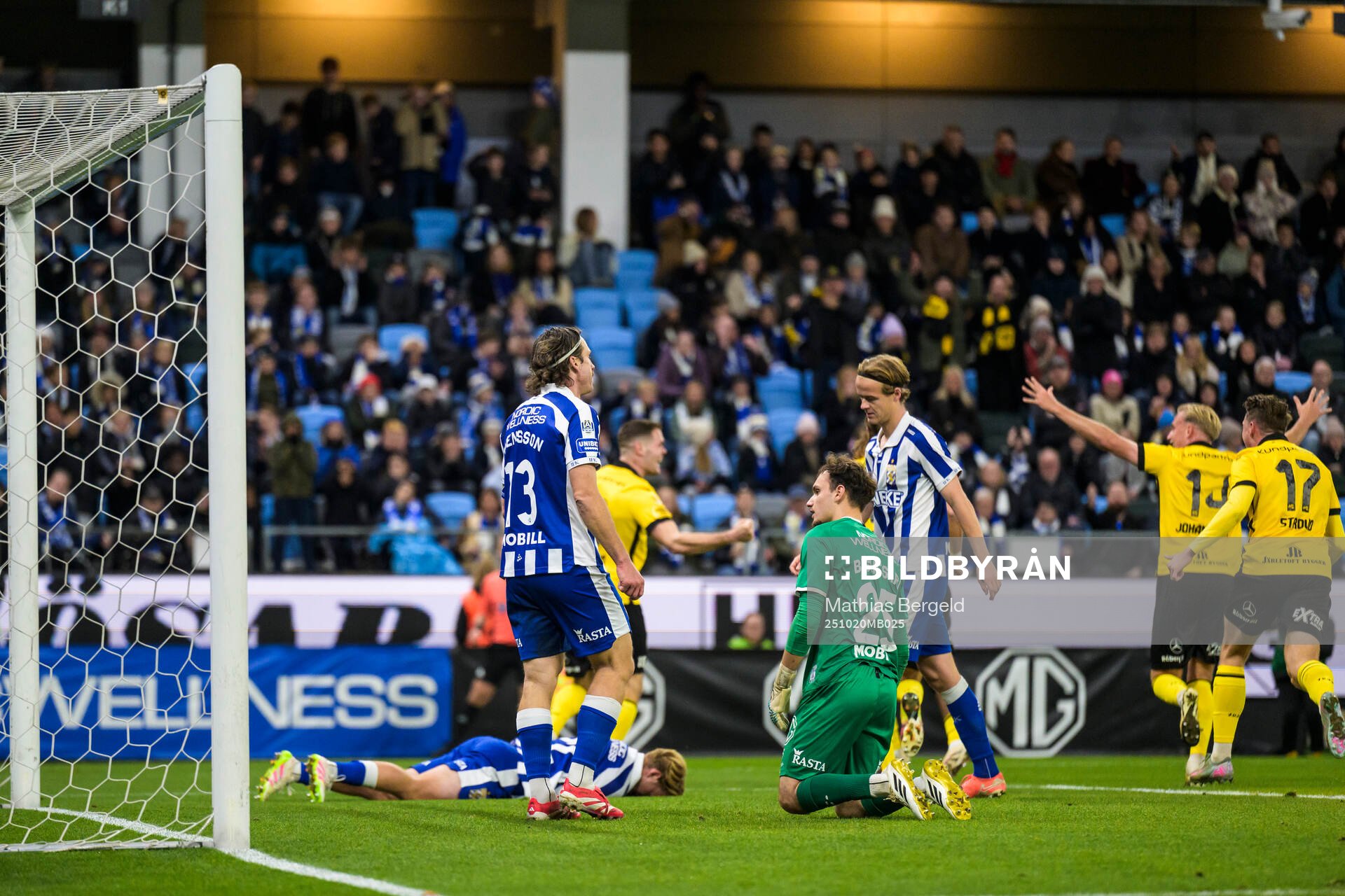 IFK Göteborgs Gustav Svensson,  målvakt Elis Bishesari