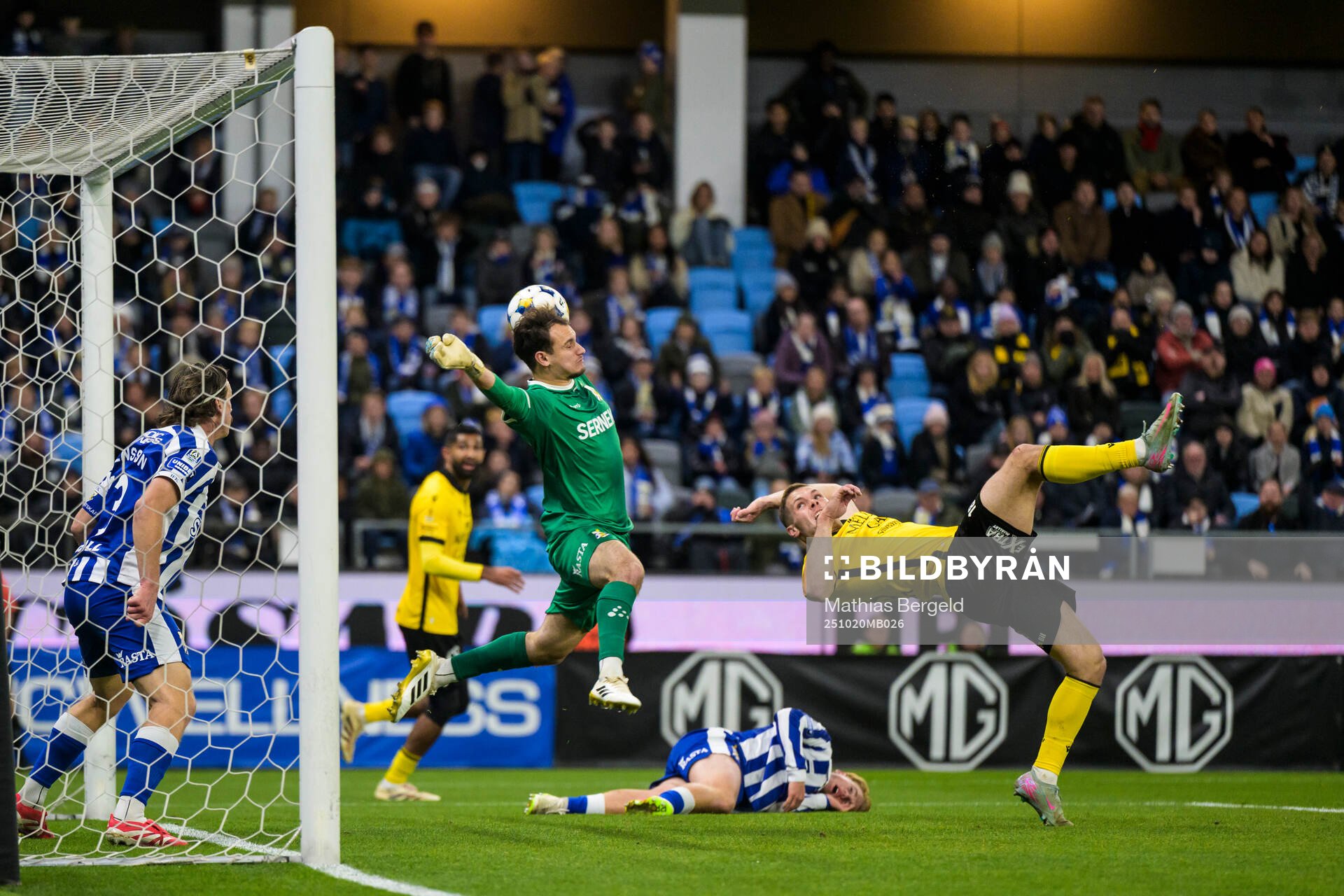 IFK Göteborgs målvakt Elis Bishesari släpper in 0-1 av
