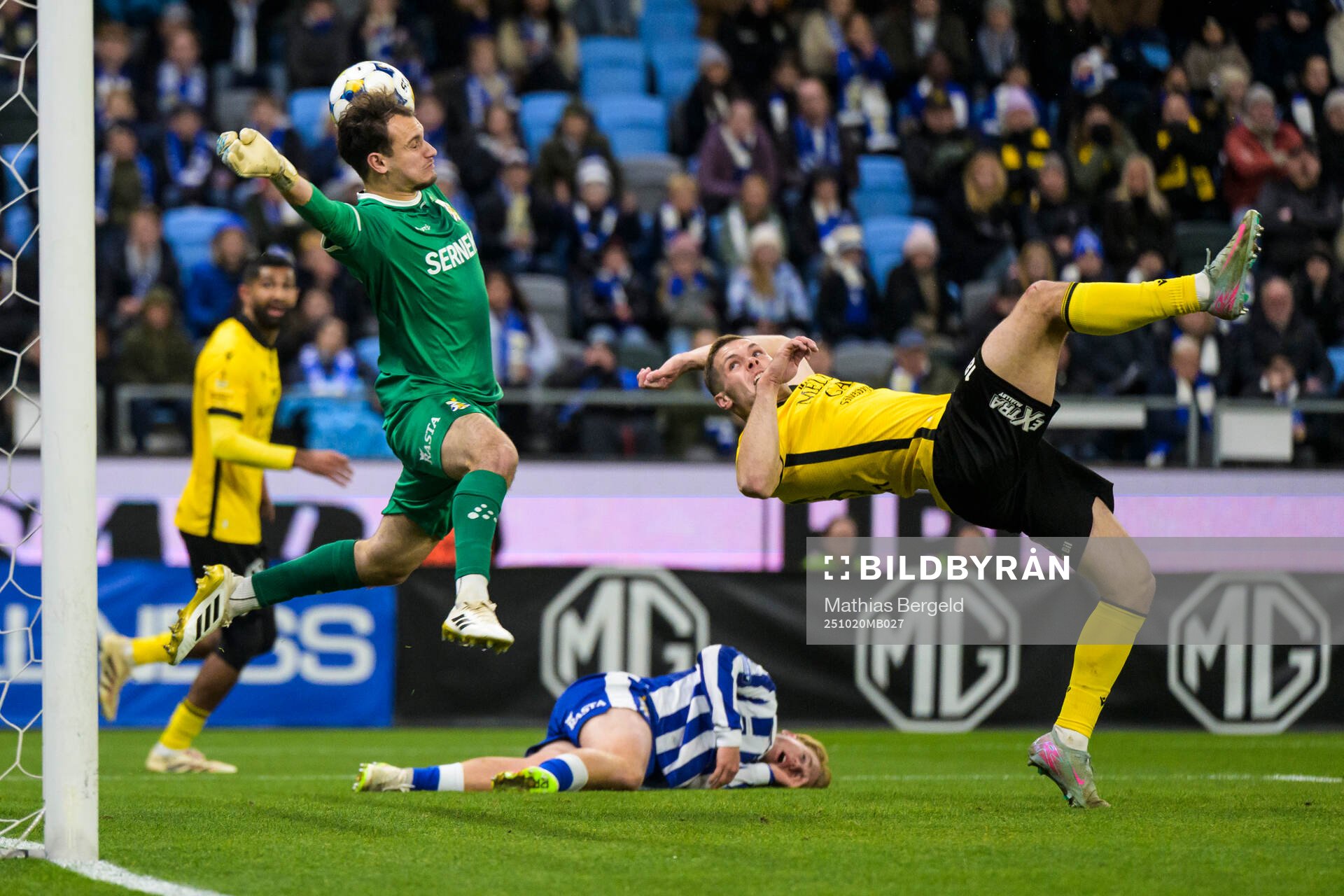 IFK Göteborgs målvakt Elis Bishesari släpper in 0-1 av