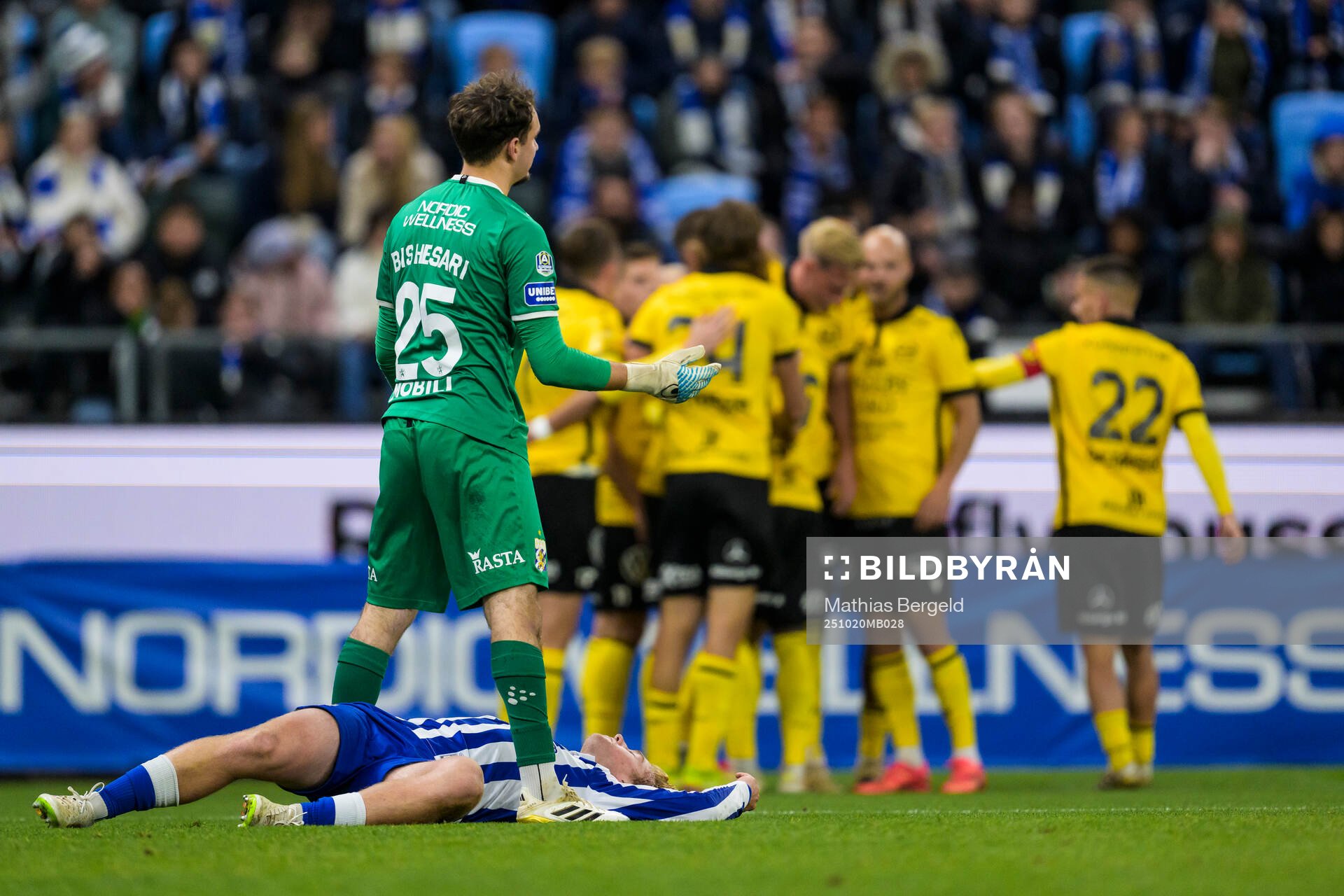IFK Göteborgs målvakt Elis Bishesari och Noah Tolf
