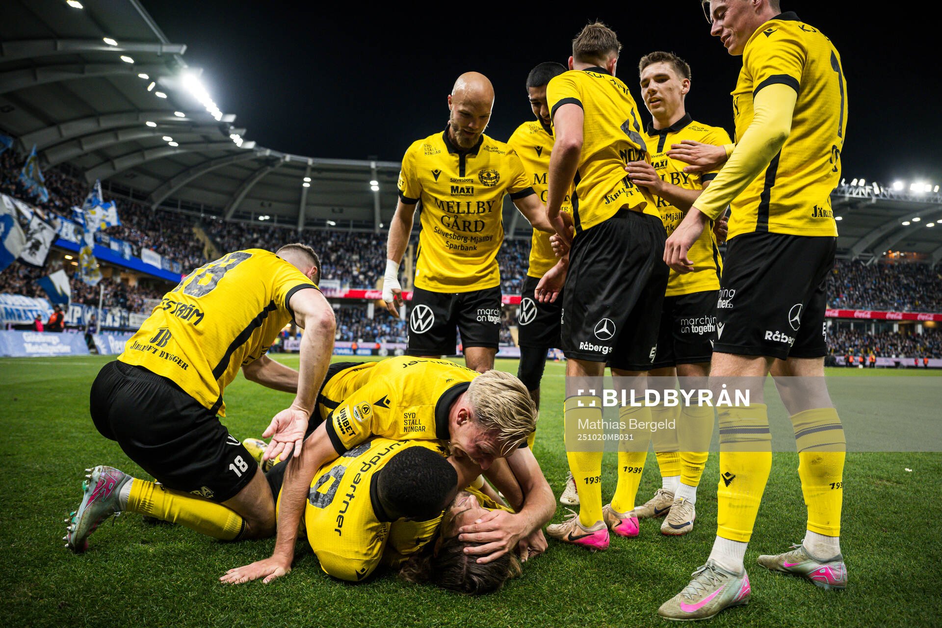 Mjällbys Tom Pettersson jublar med lagkamrater