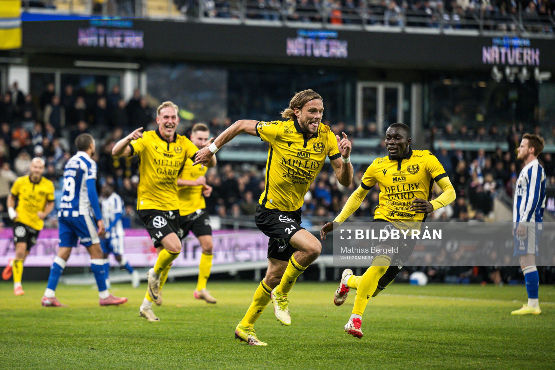 Mjällbys Tom Pettersson jublar med lagkamrater