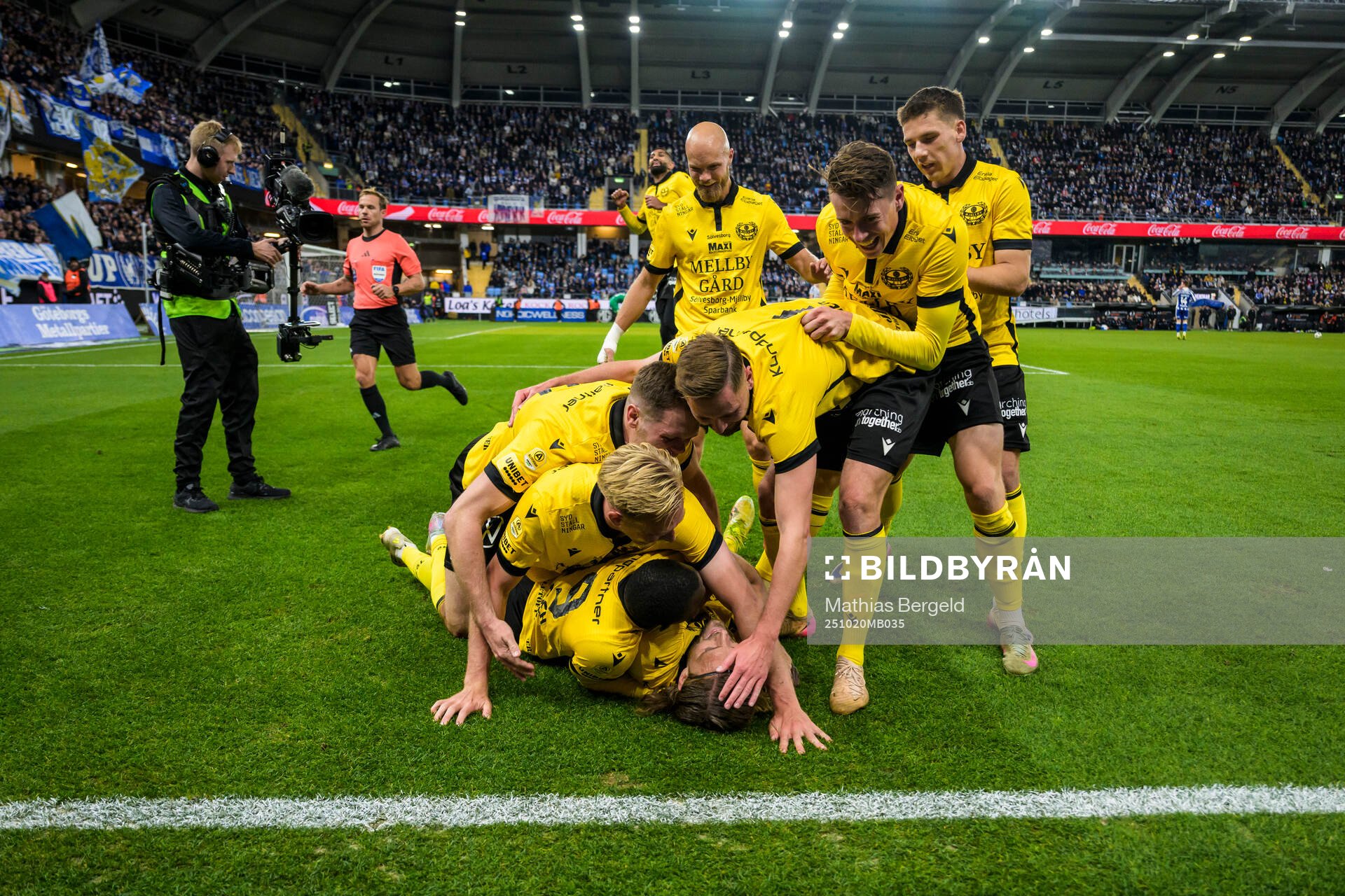 Mjällbys Tom Pettersson jublar med lagkamrater
