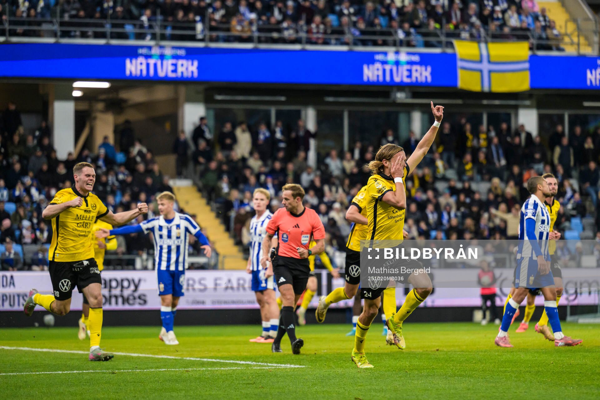 Mjällbys Jacob Bergström och Tom Pettersson jublar