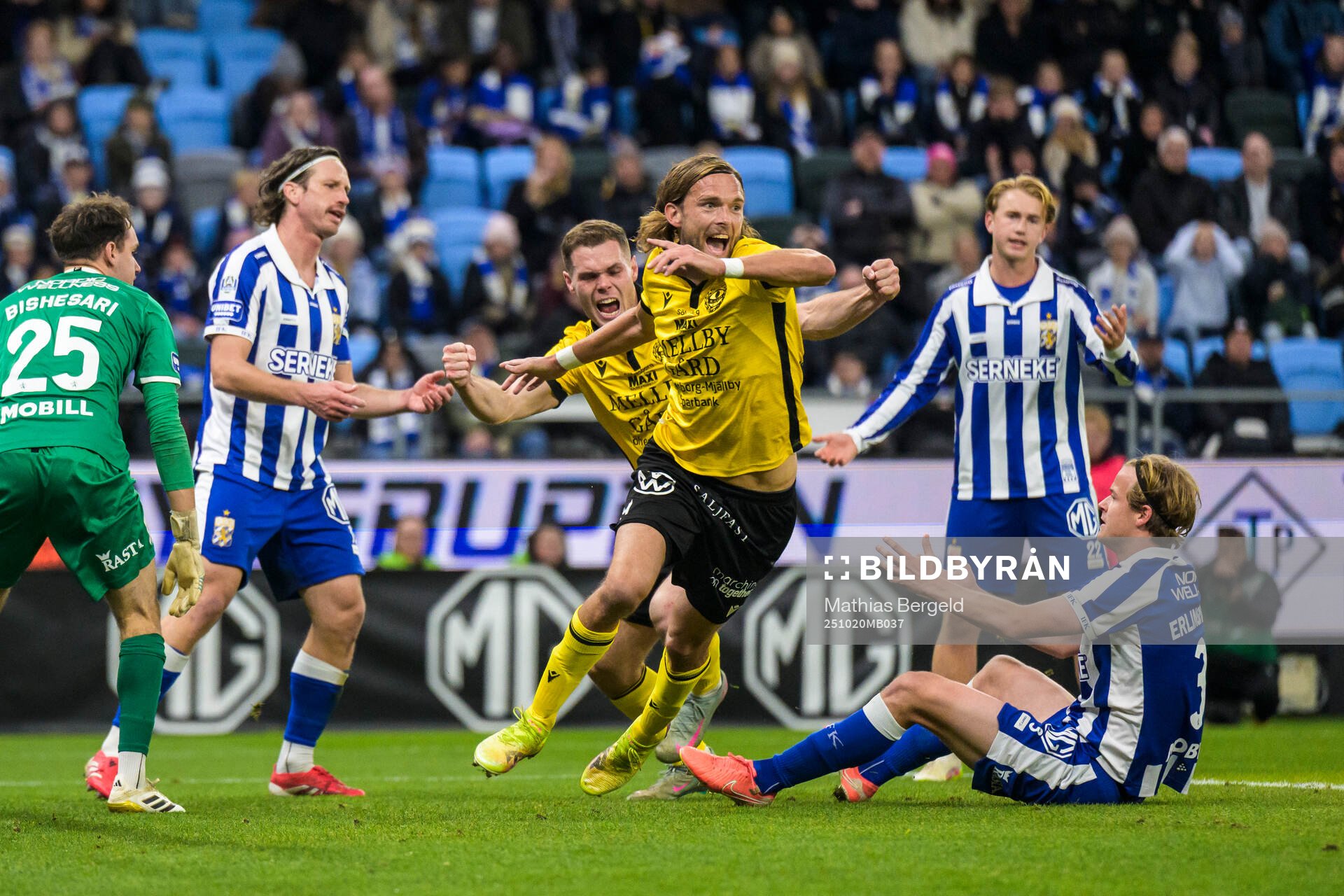 Mjällbys Jacob Bergström och Tom Pettersson jublar