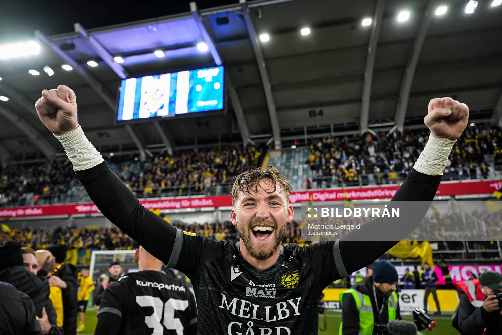 Mjällbys målvakt Noel Törnqvist jublar