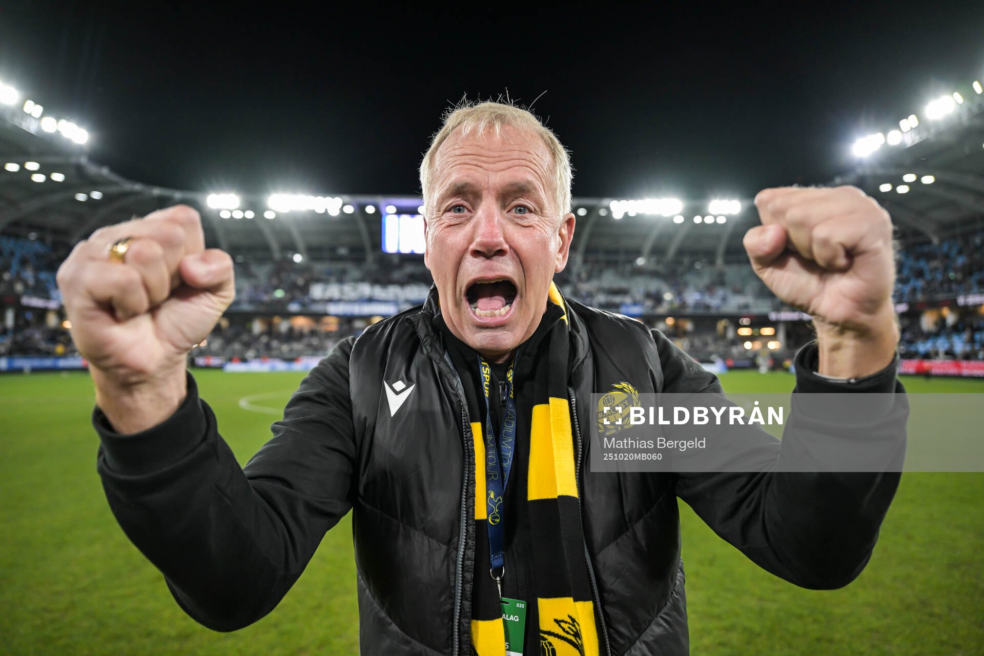 Mjällbys sportchef Hasse Larsson jublar