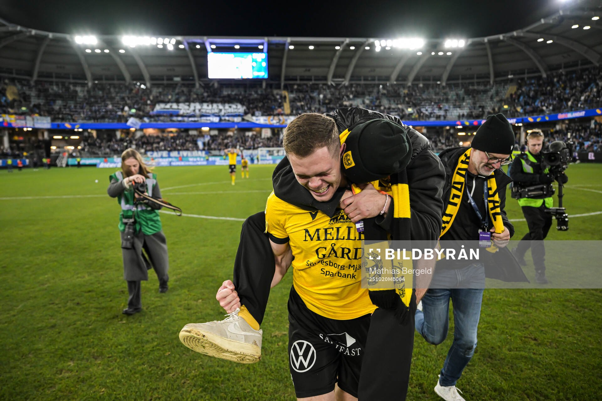 Mjällbys Jacob Bergström jublar och klubbdirektör Jacob