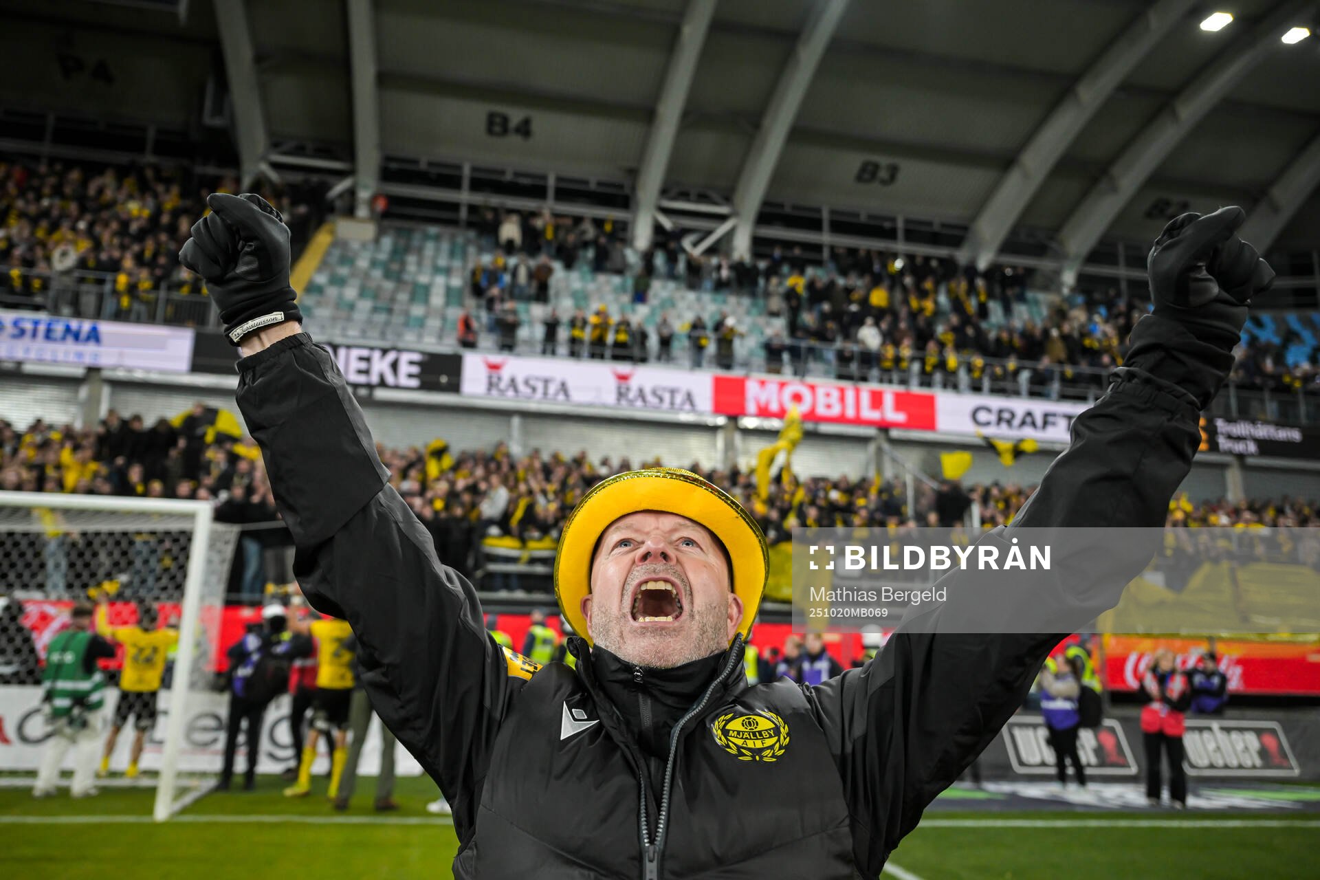 Mjällbys tränare Anders Torstensson jublar