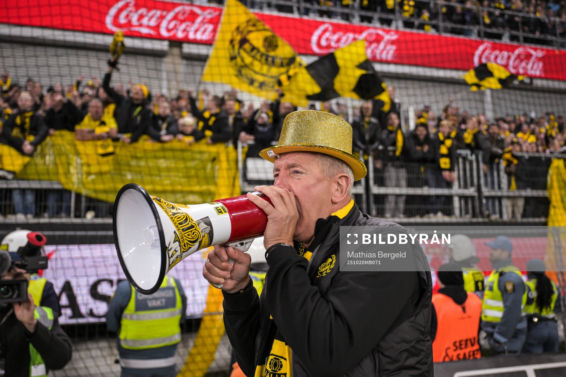 Mjällbys sportchef Hasse Larsson jublar