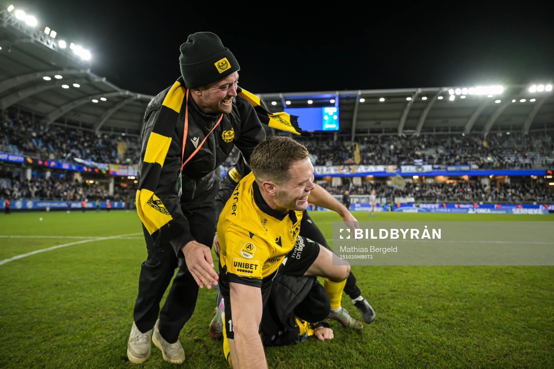 Mjällbys Jacob Bergström jublar med Jacob Lennartsson