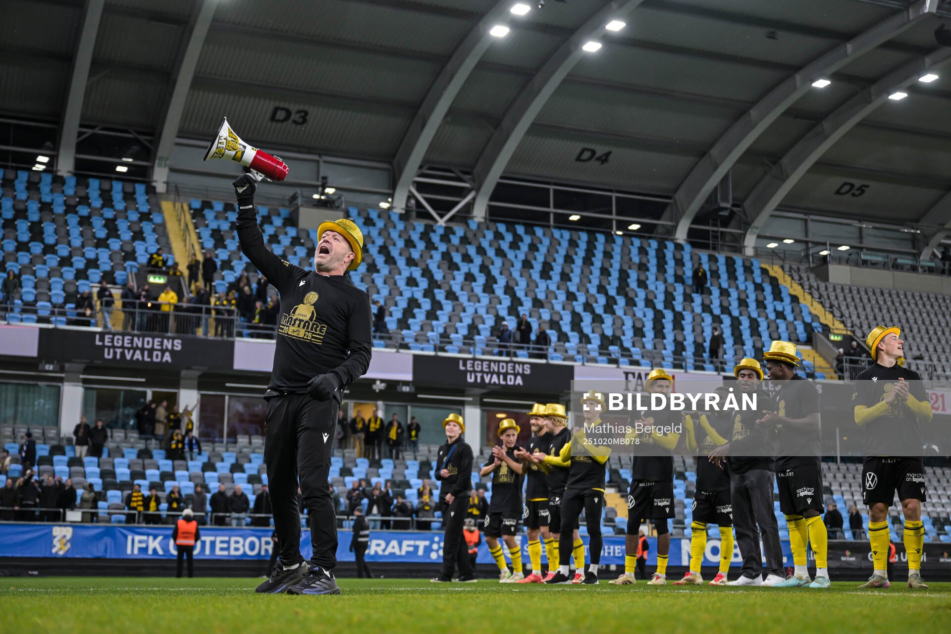 Mjällbys tränare Anders Torstensson jublar