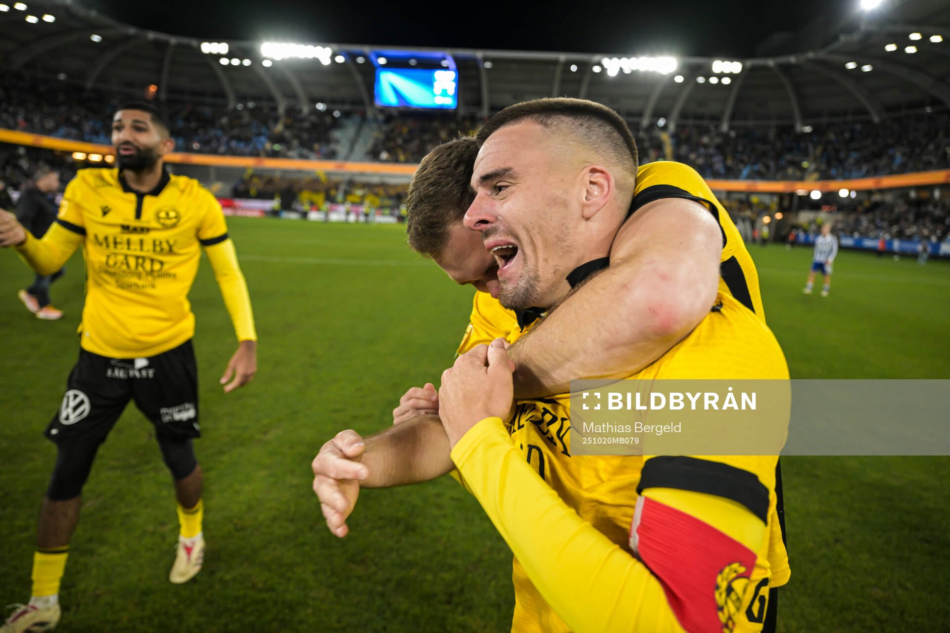 Mjällbys Jacob Bergström och Jesper Gustavsson jublar