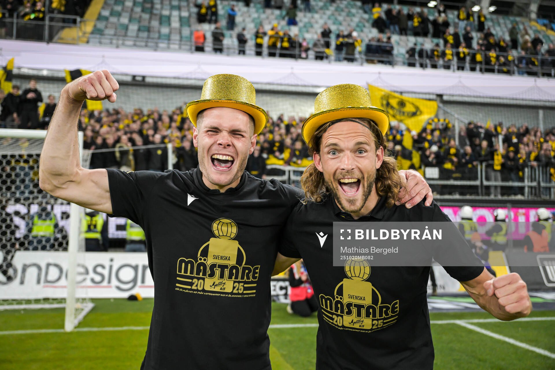 Mjällbys Jacob Bergström och Tom Pettersson jublar