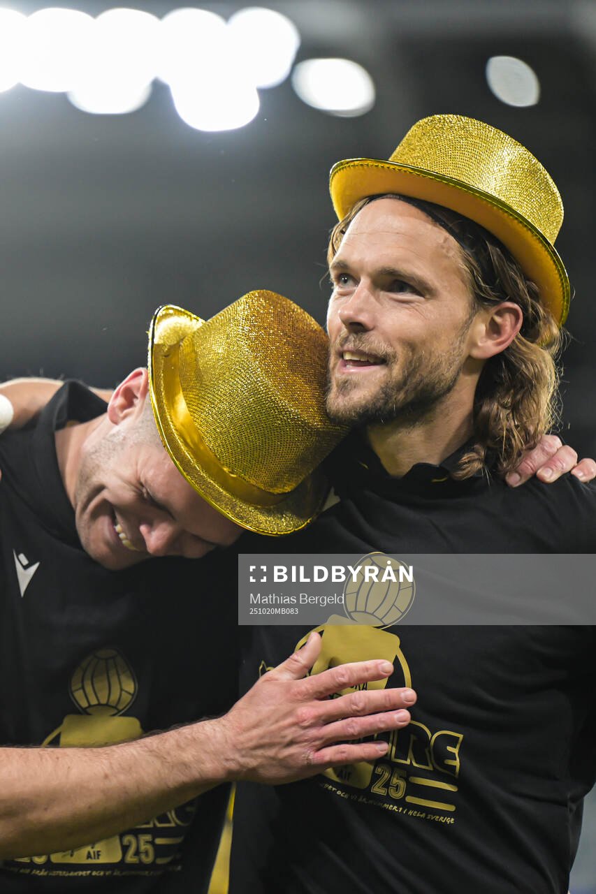 Mjällbys Jacob Bergström och Tom Pettersson jublar