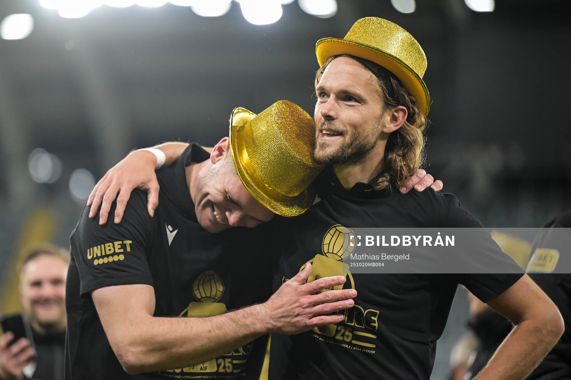 Mjällbys Jacob Bergström och Tom Pettersson jublar