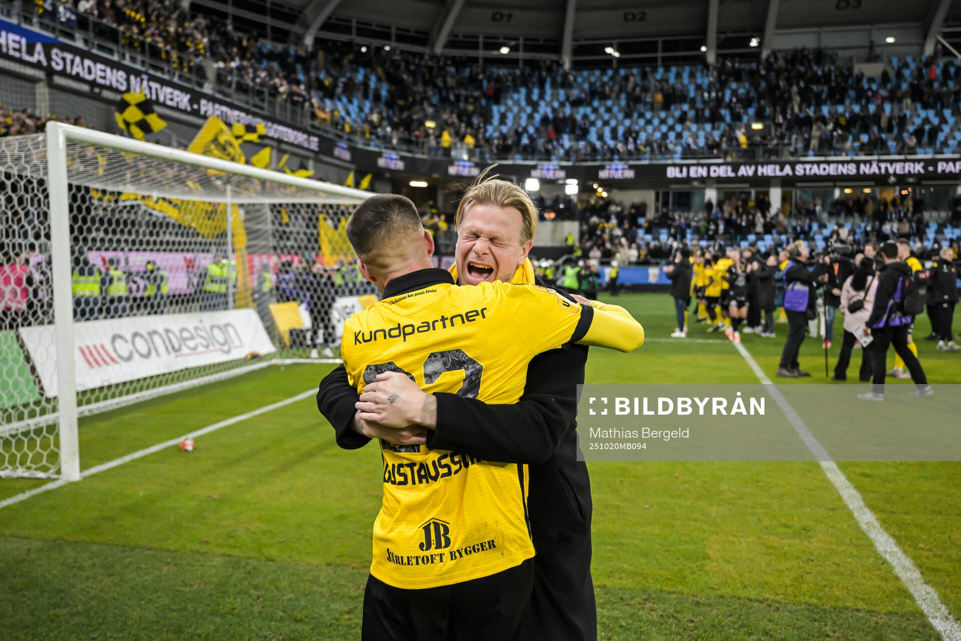 Mjällbys Jesper Gustavsson jublar med fd spelaren David