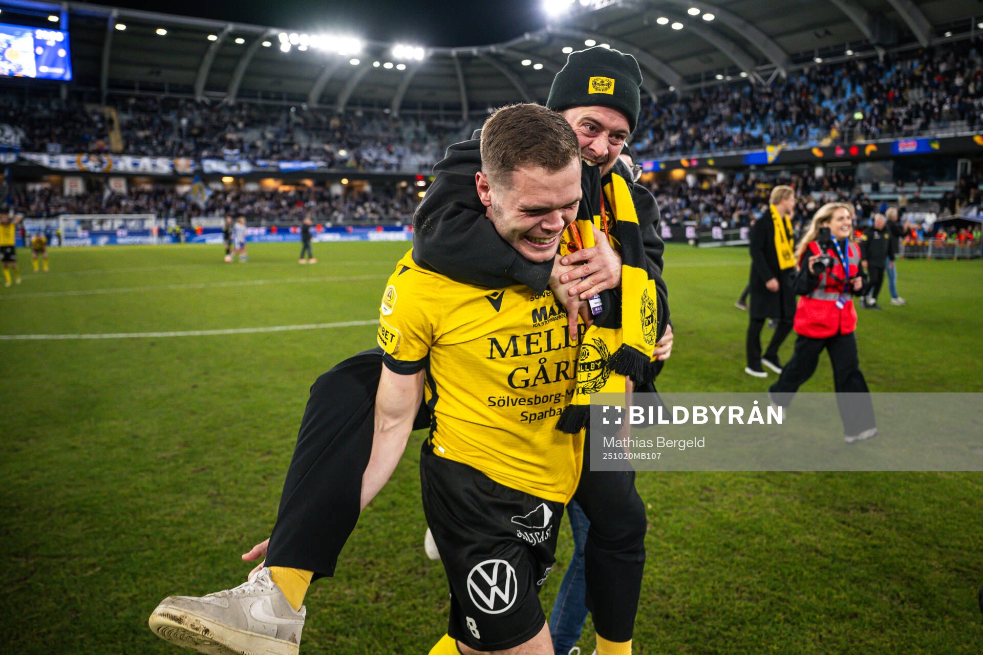 Mjällbys Jacob Bergström och Jacob Lennartsson jublar