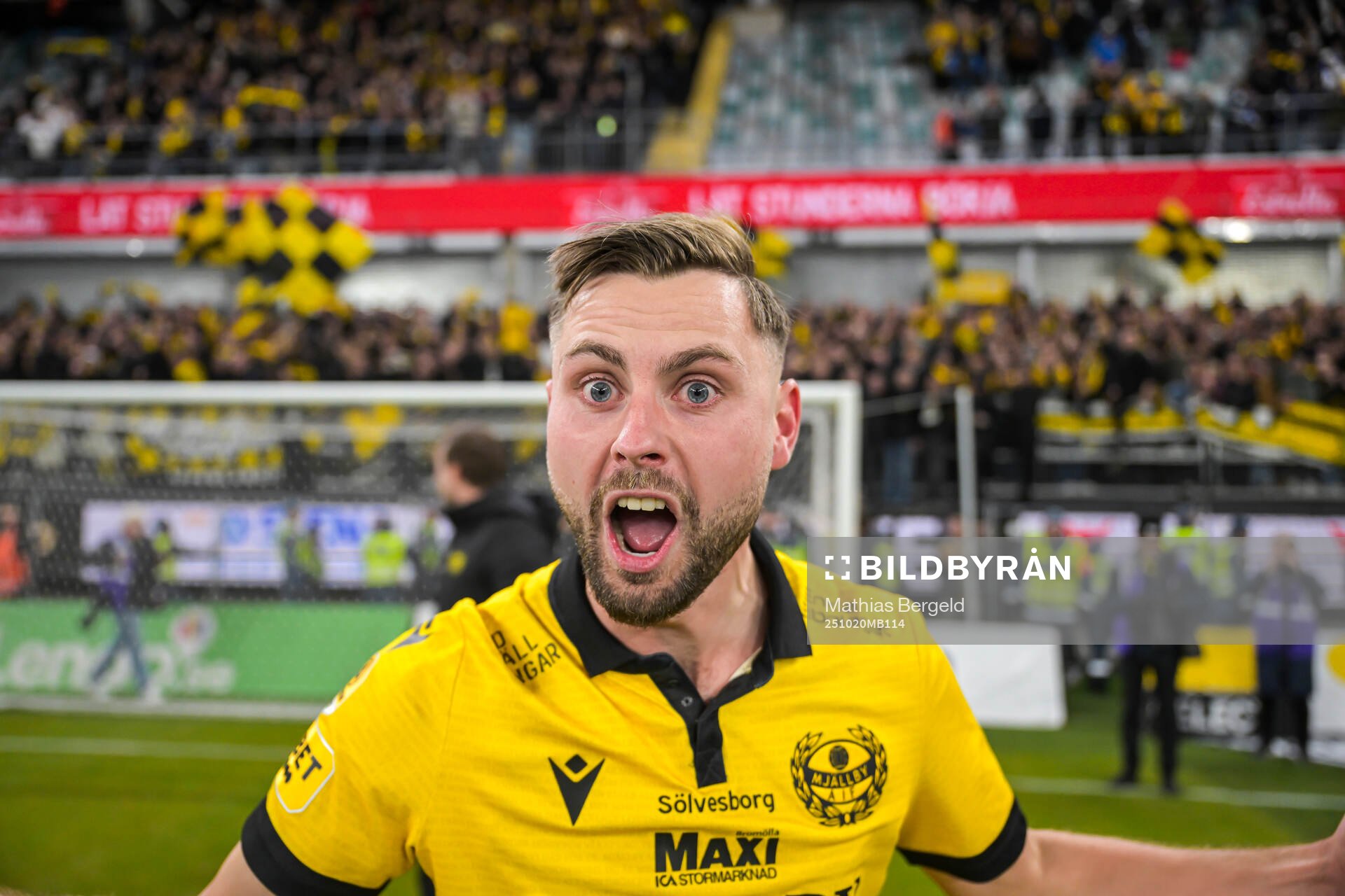 Mjällbys Axel Norén jublar