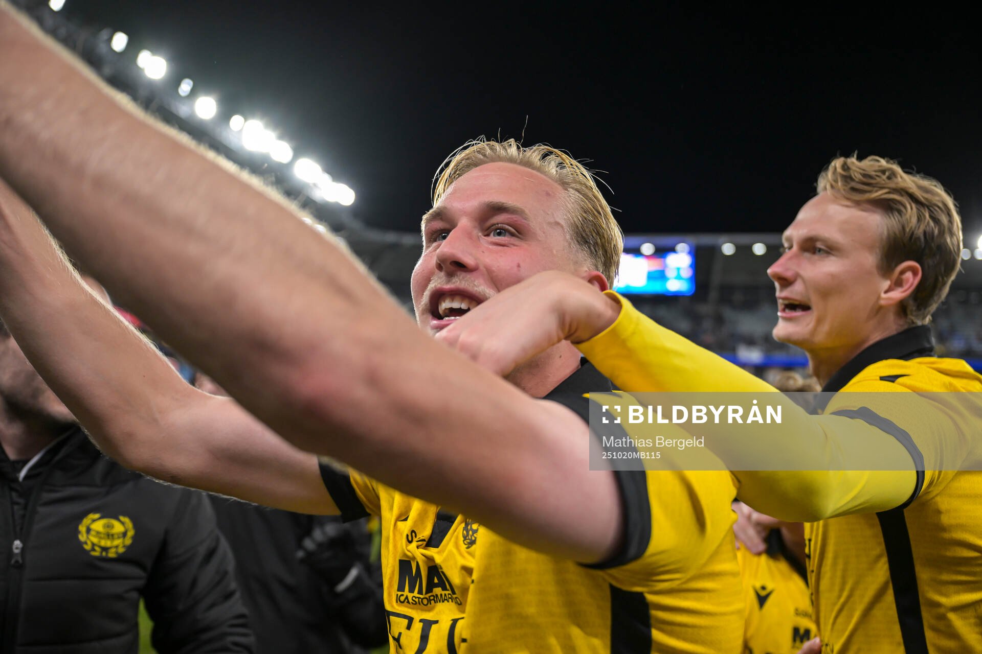 Mjällbys Herman Johansson och Alexander Johansson jublar