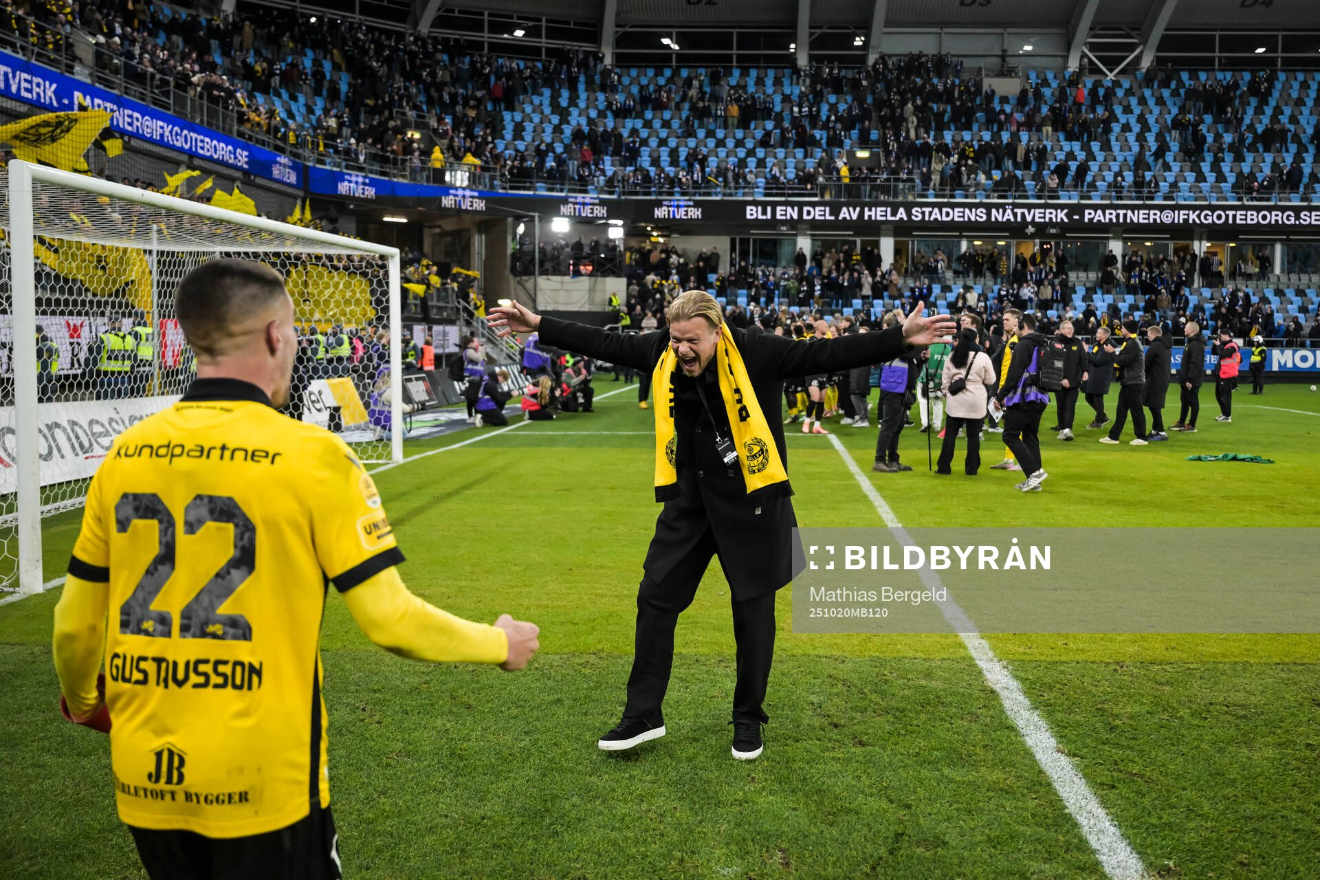 Mjällbys fd spelare David Löfqvist jublar