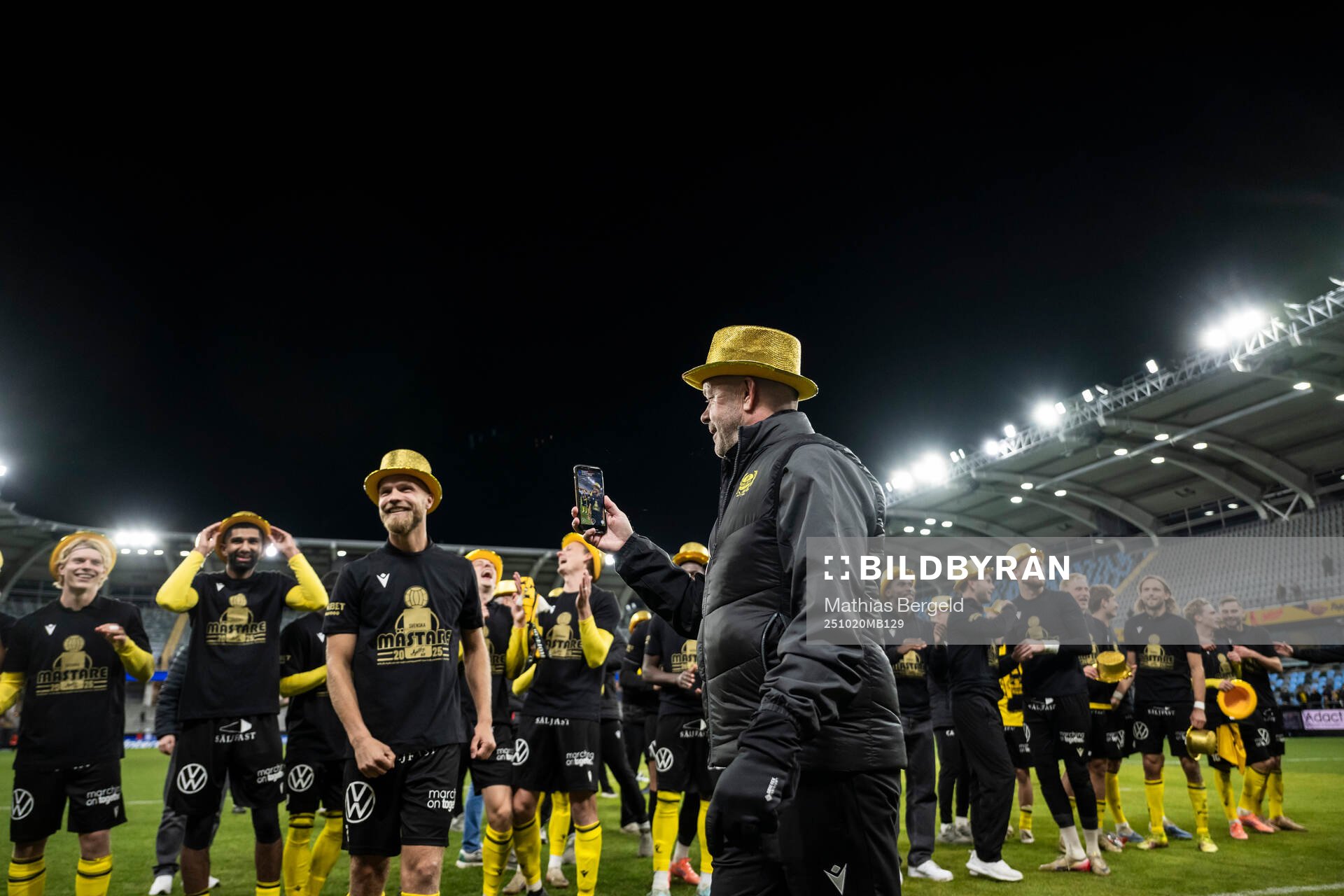 Mjällbys tränare Anders Torstensson jublar