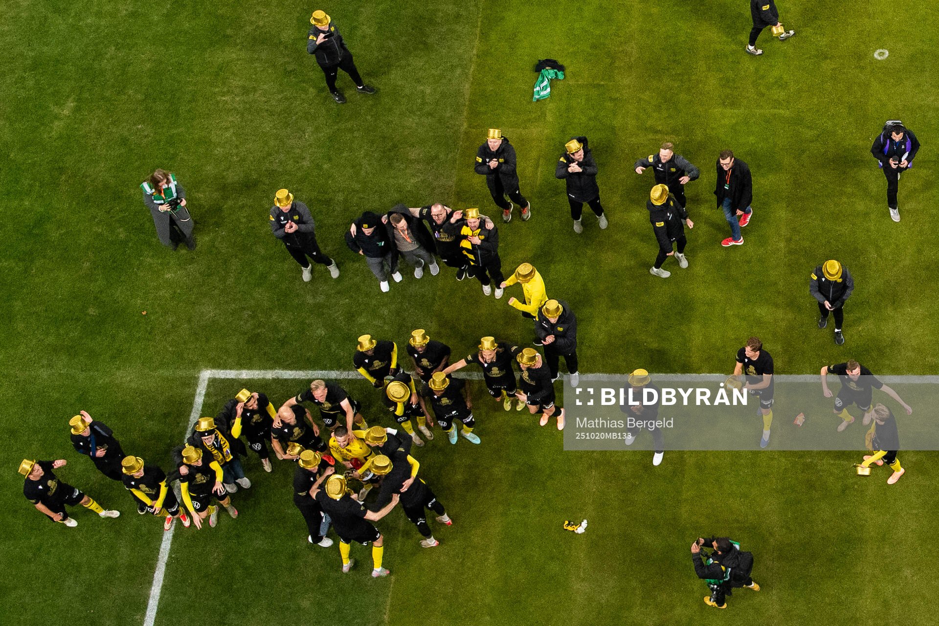 Mjällby jublar framför supportrarna