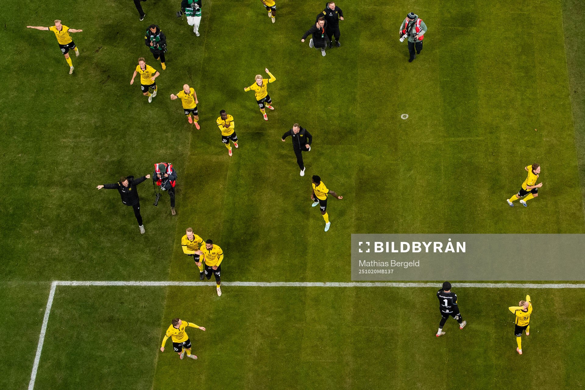 Mjällby jublar framför supportrarna
