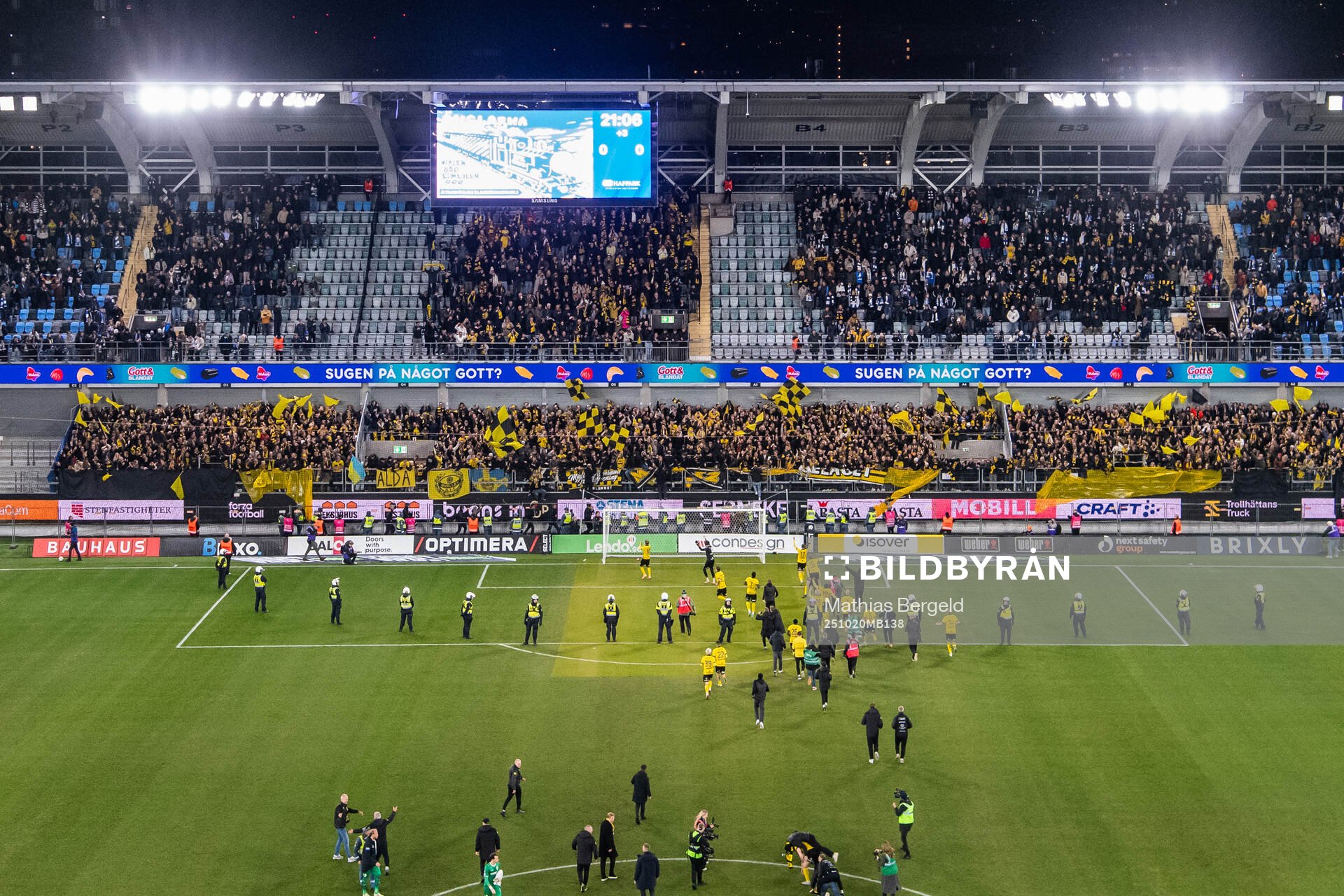 Mjällby jublar framför supportrarna
