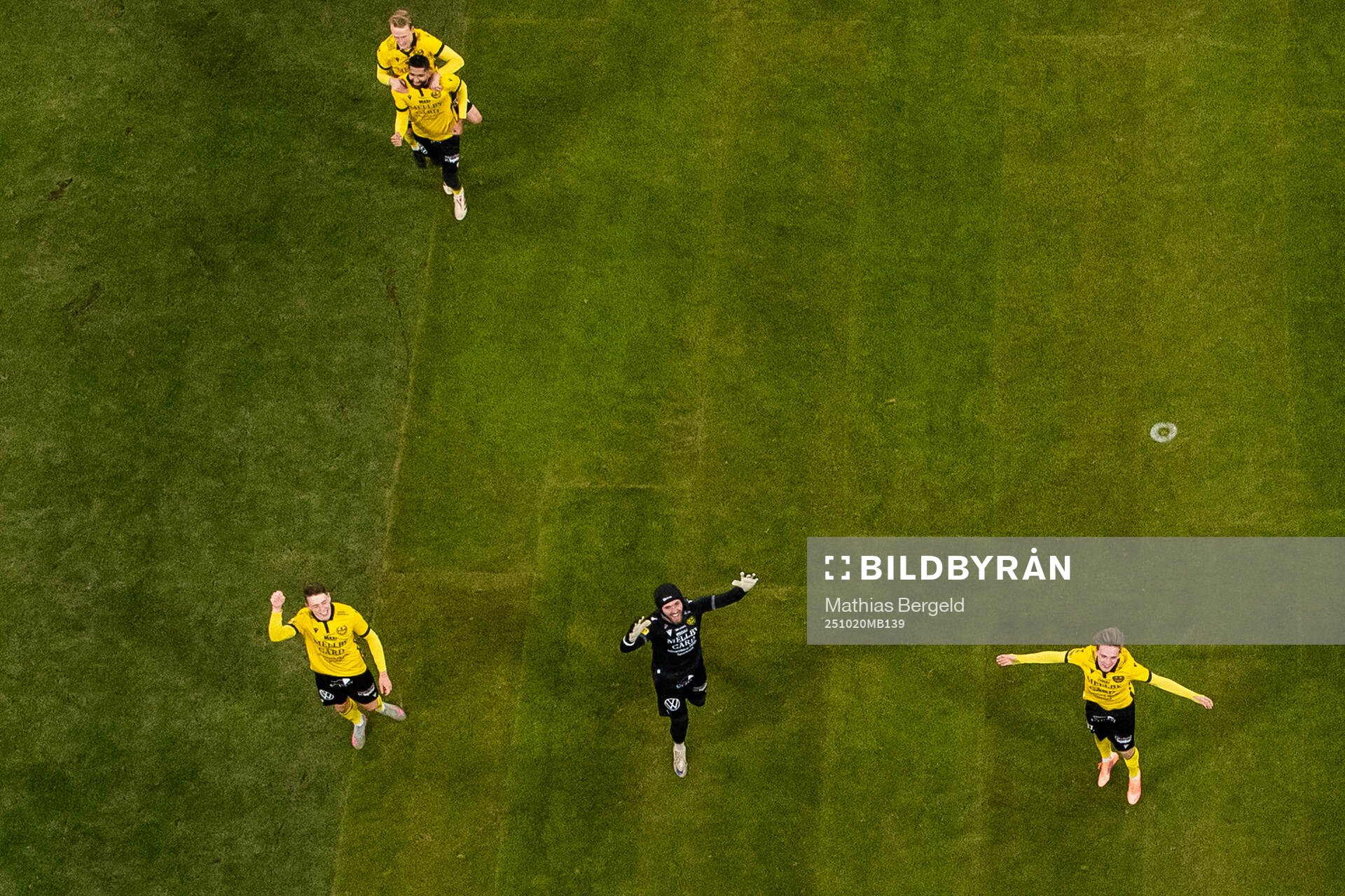 Mjällbys Elliot Stroud, målvakt Noel Törnqvist och Jeppe