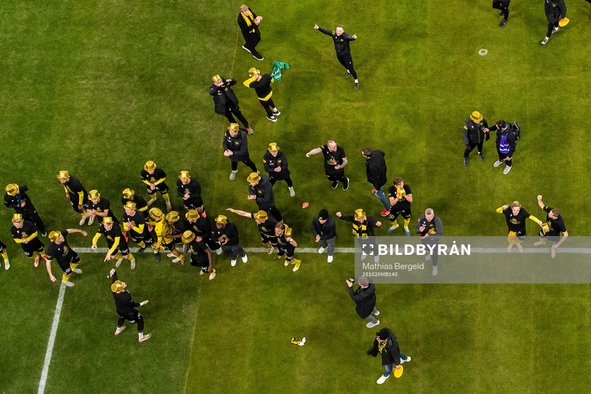 Mjällby jublar framför supportrarna