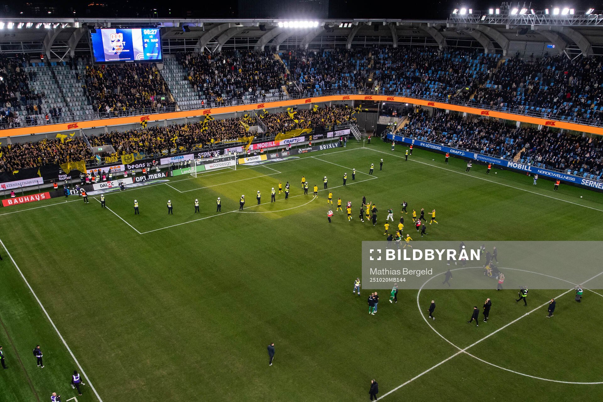 Mjällby jublar framför supportrarna