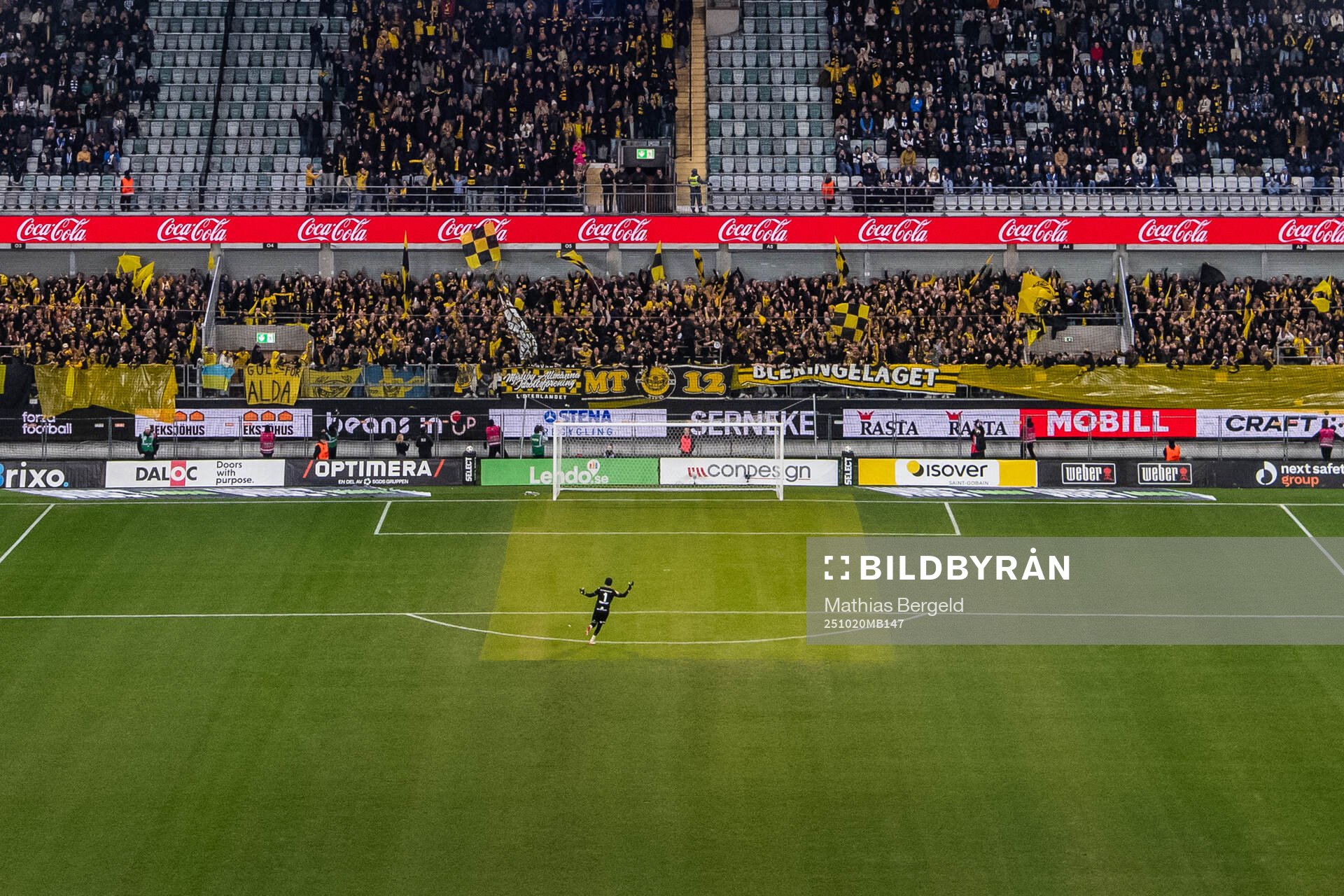 Mjällbys målvakt Noel Törnqvist jublar