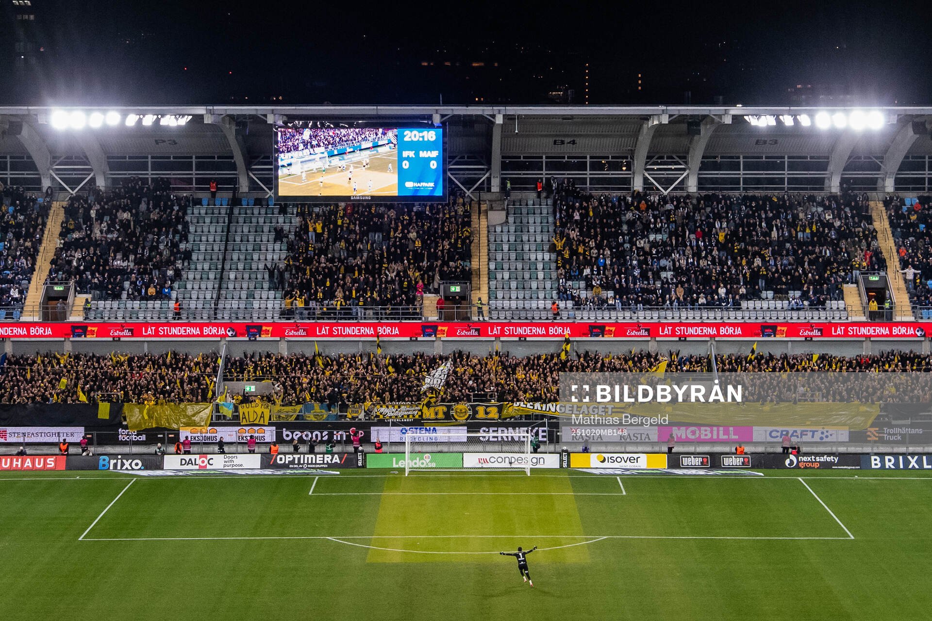 Mjällbys målvakt Noel Törnqvist jublar